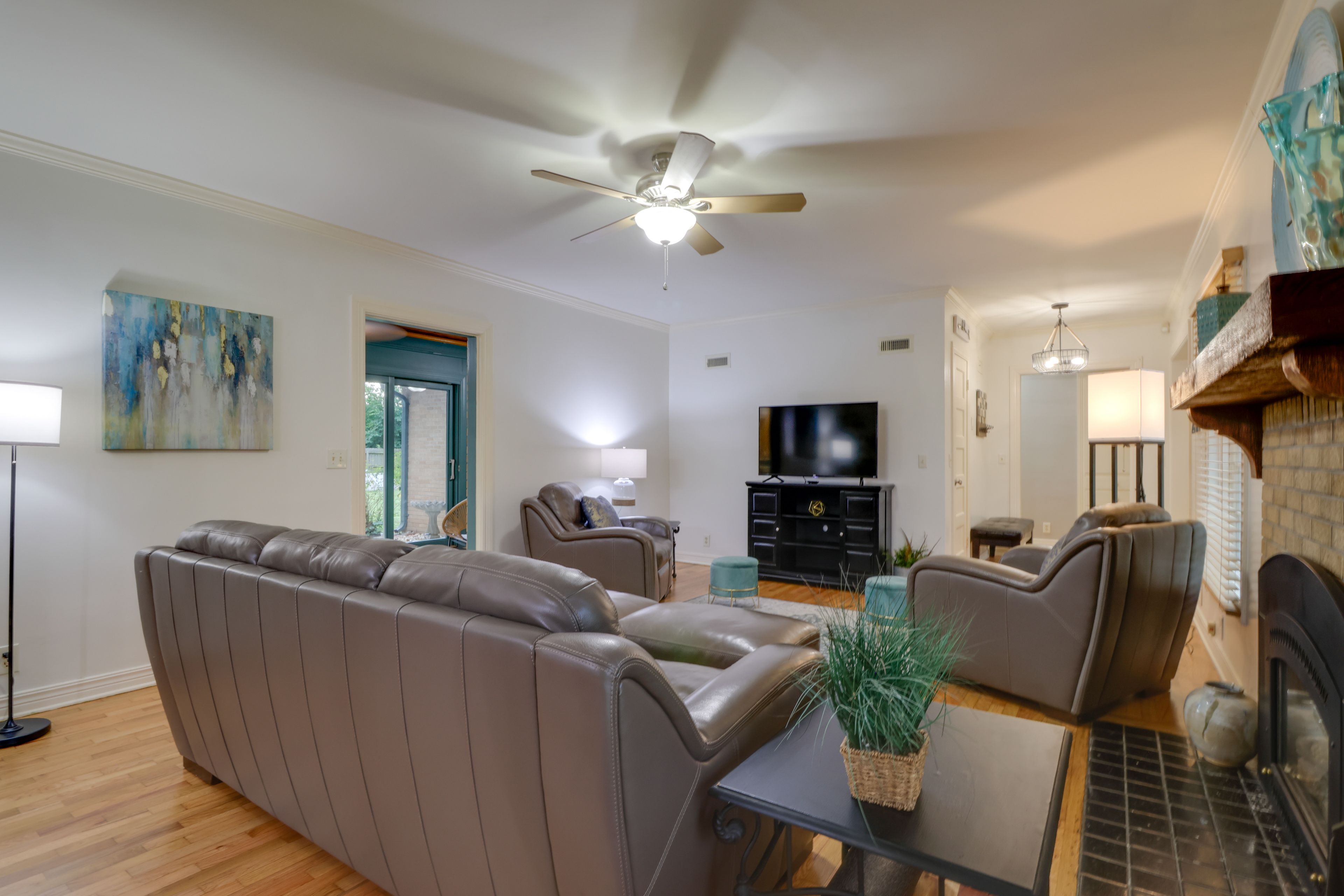 Living Room | Free WiFi | Central A/C | Smart TV