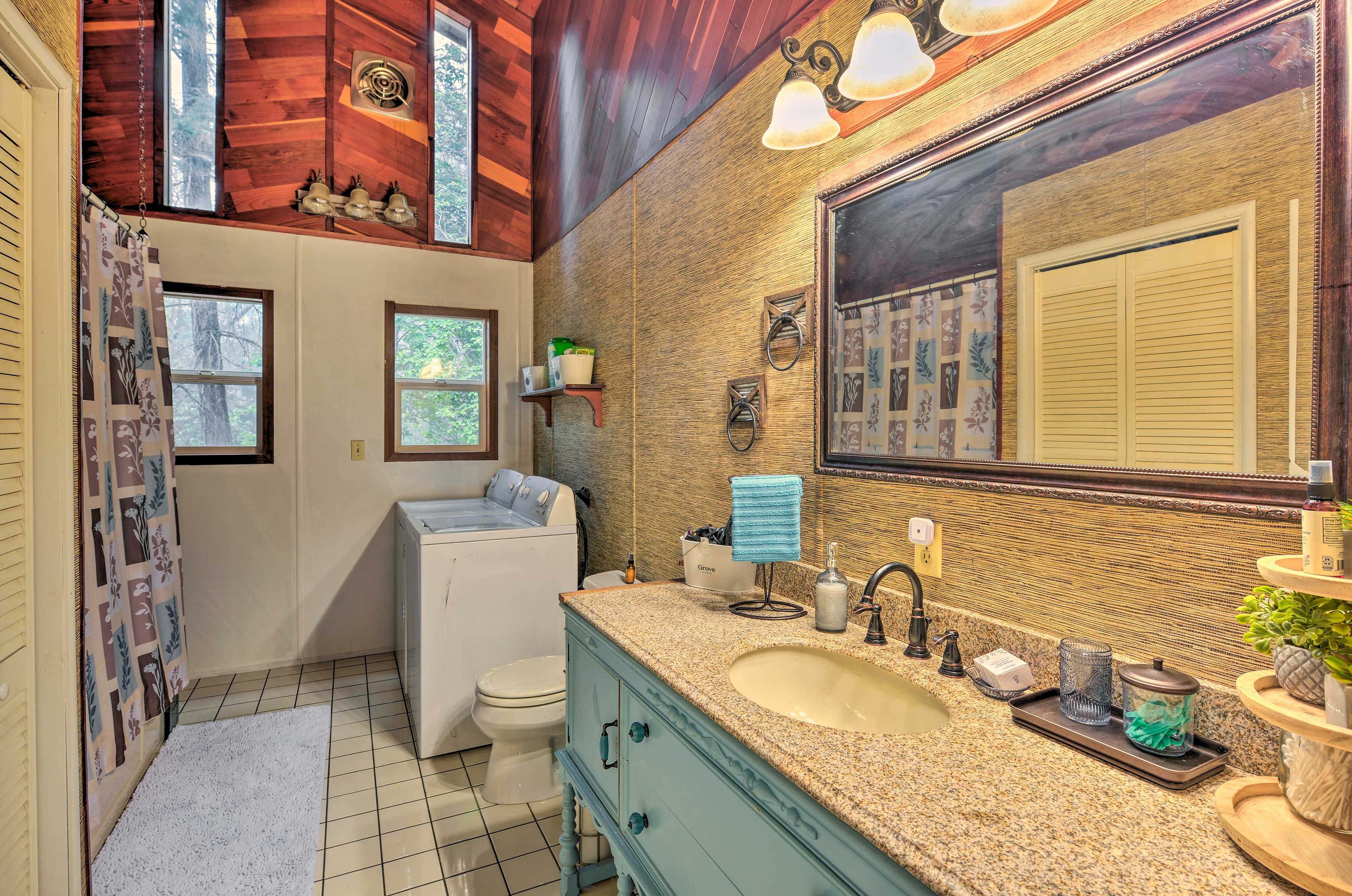 Full Bathroom | Complimentary Toiletries | Towels Provided | Washer/Dryer