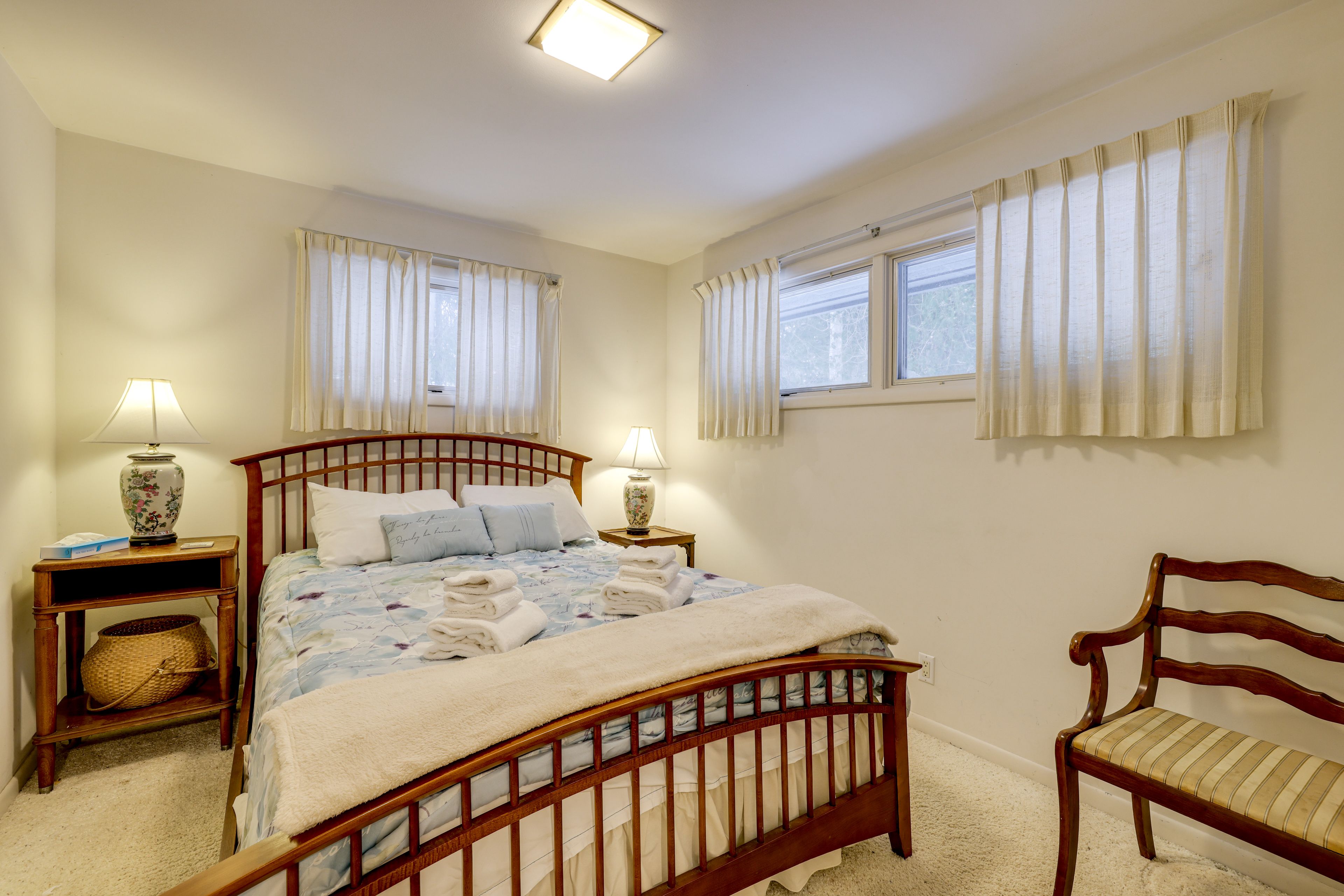 Bedroom 1 | Queen Bed | Linens | 1st Floor