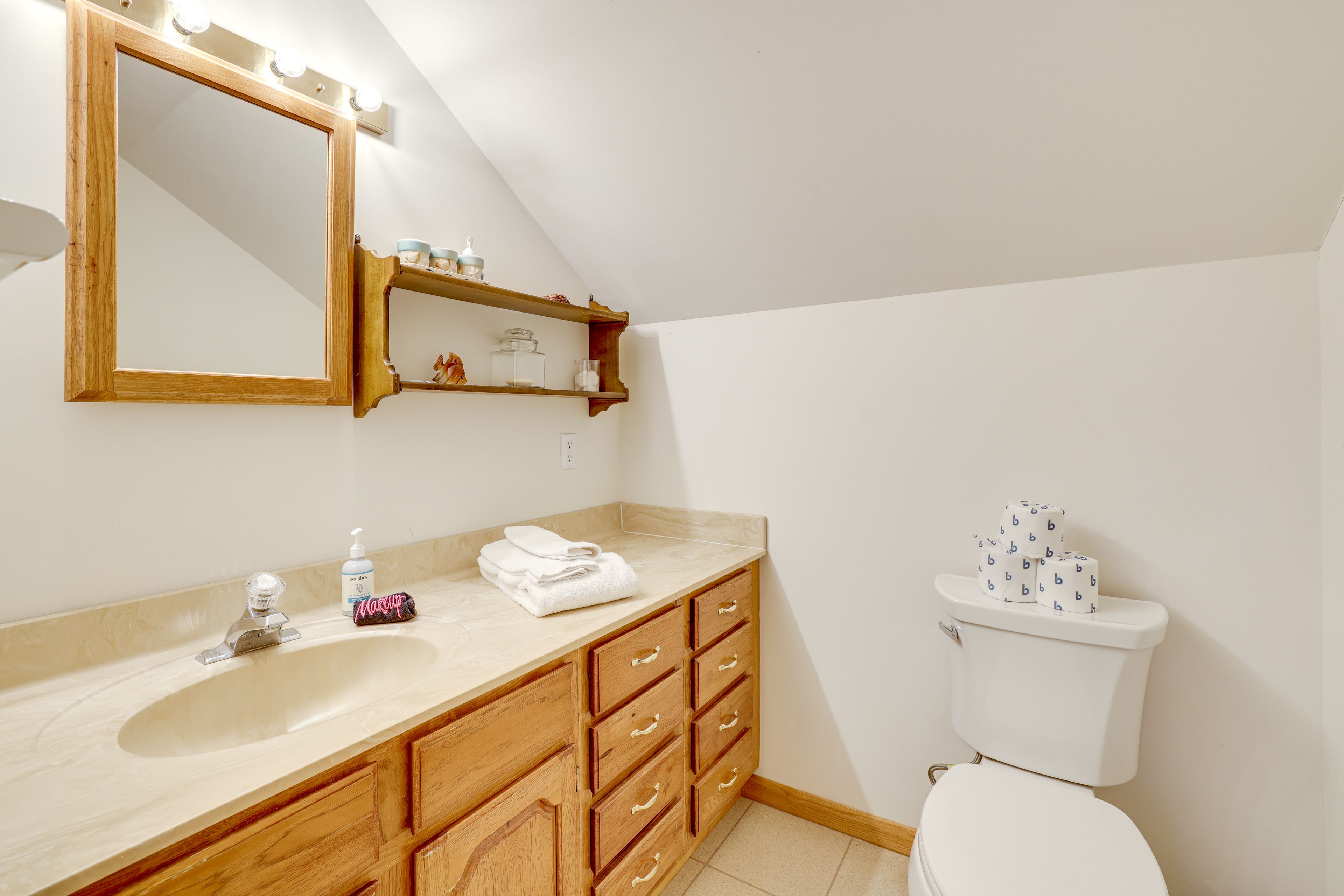 Full Bath | 2nd Floor