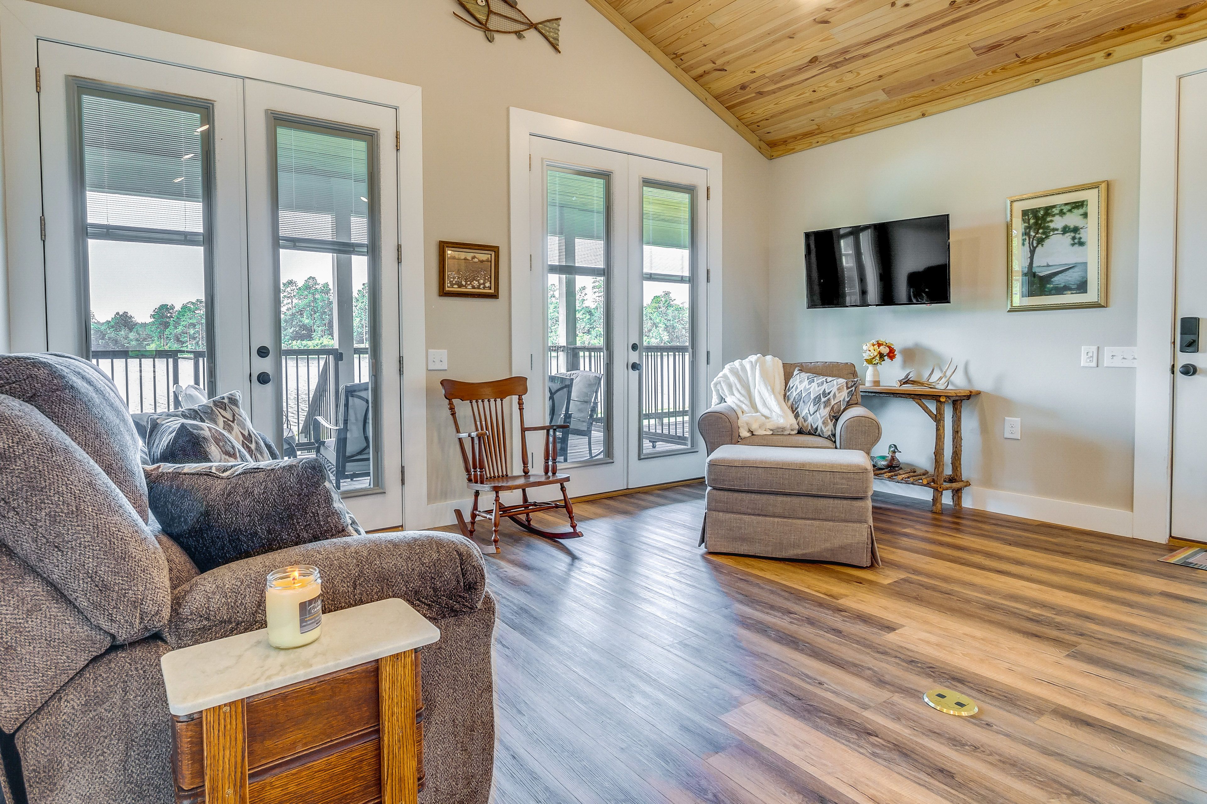 Living Room | Smart TV w/ Cable | Air Conditioning