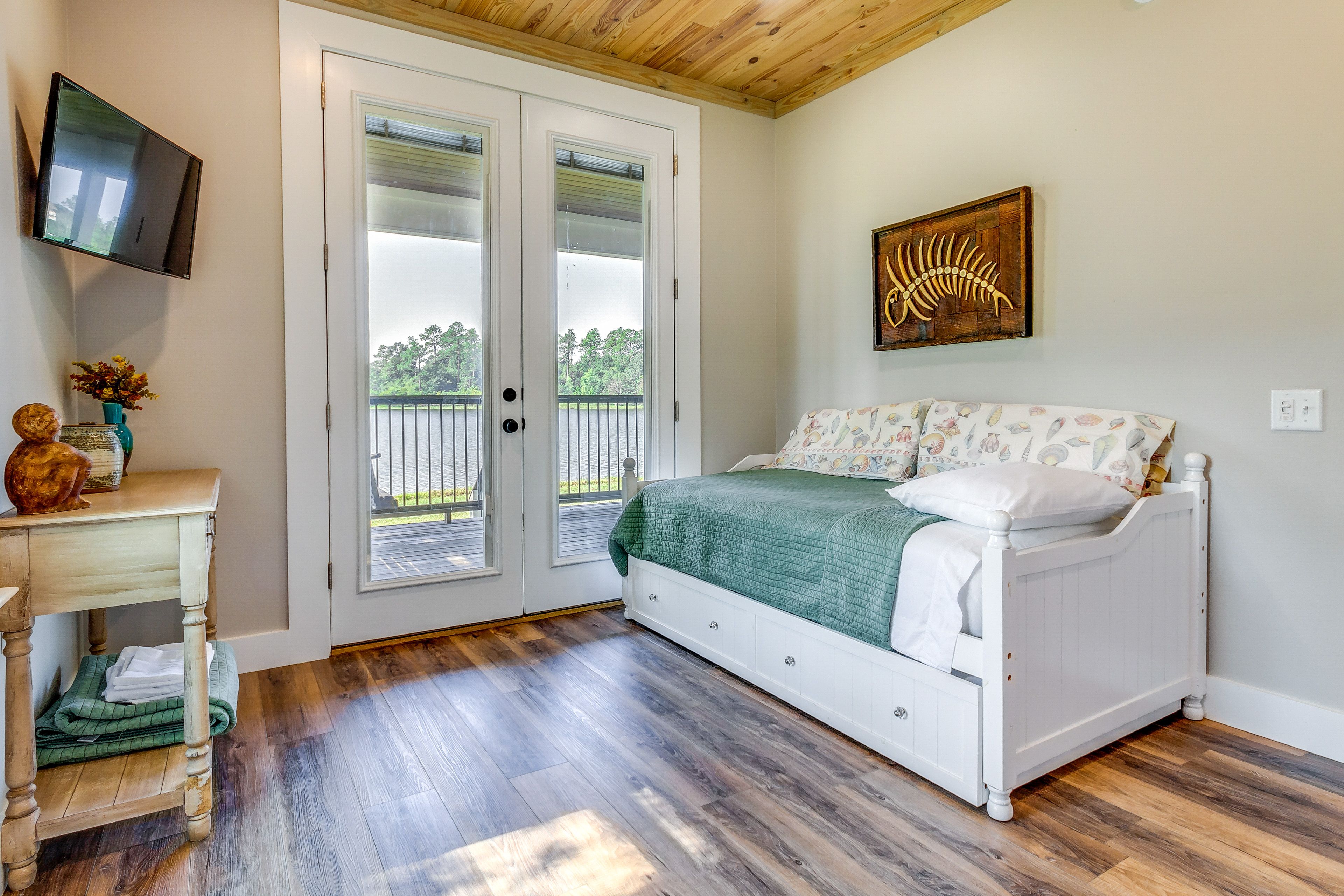 Bedroom 2 | Twin Daybed w/ Twin Trundle | Smart TV w/ Cable