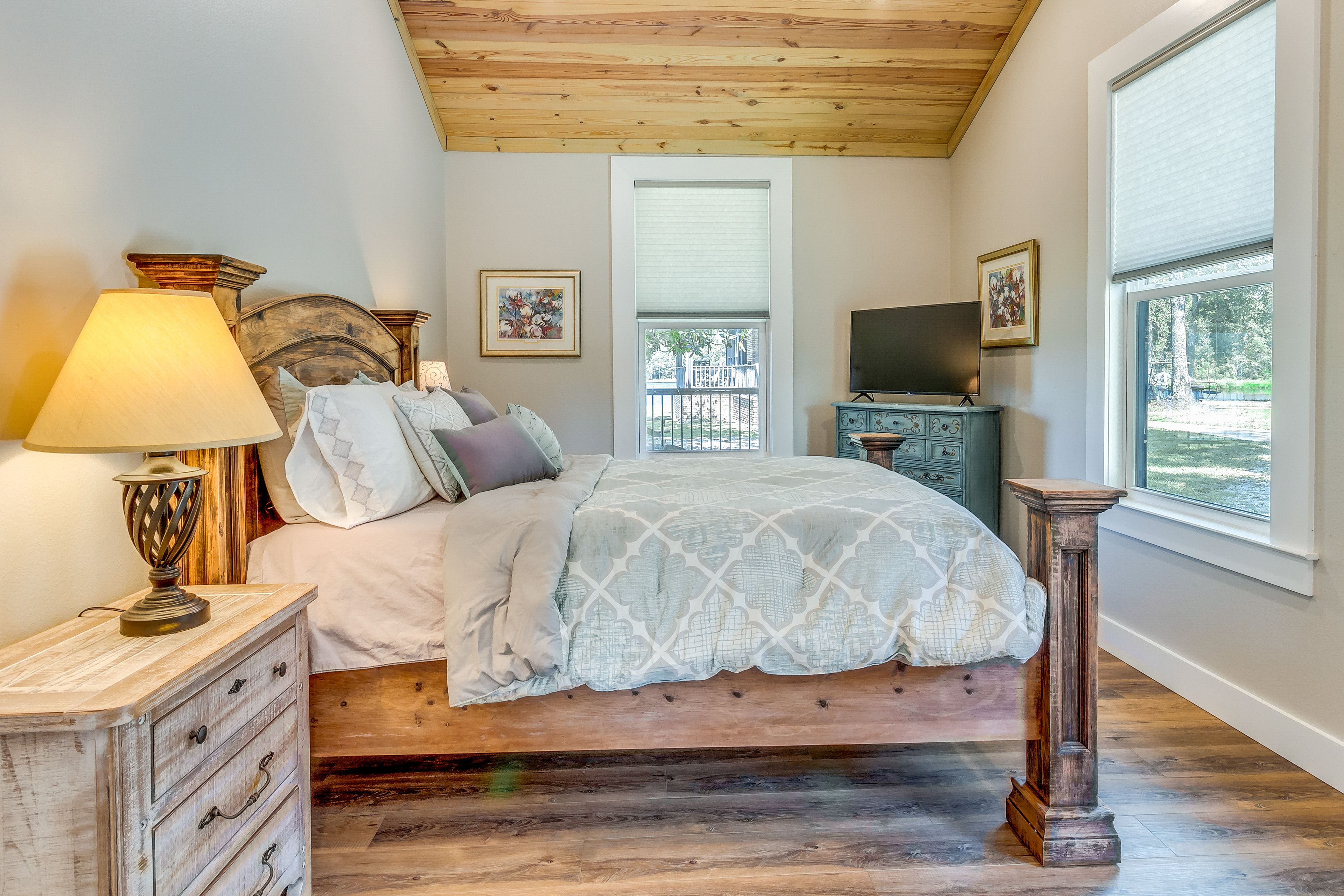 Bedroom 1 | Queen Bed | Smart TV w/ Cable