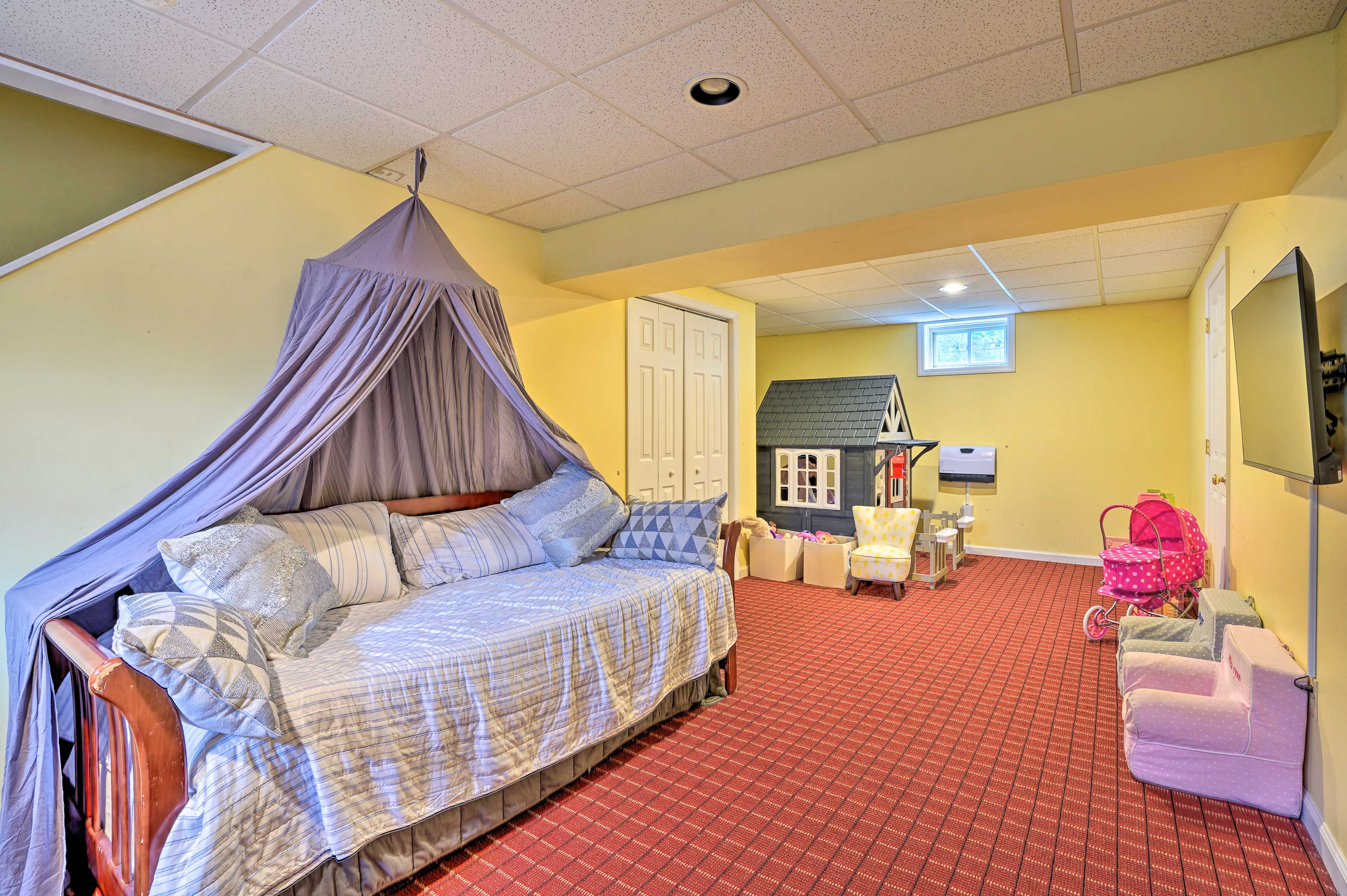 Playroom | Twin Bed w/ Twin Pullout (Convertible to King Bed) | Basement