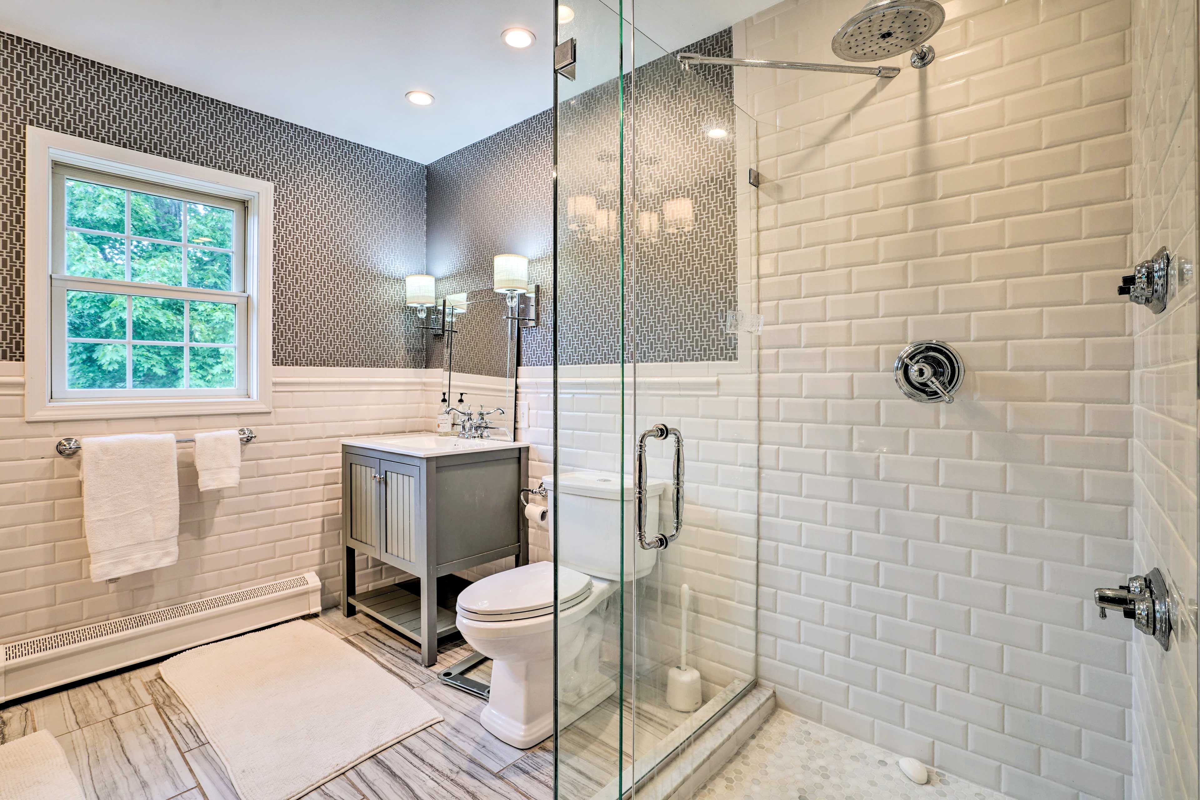 En-Suite Bathroom | Towels Provided