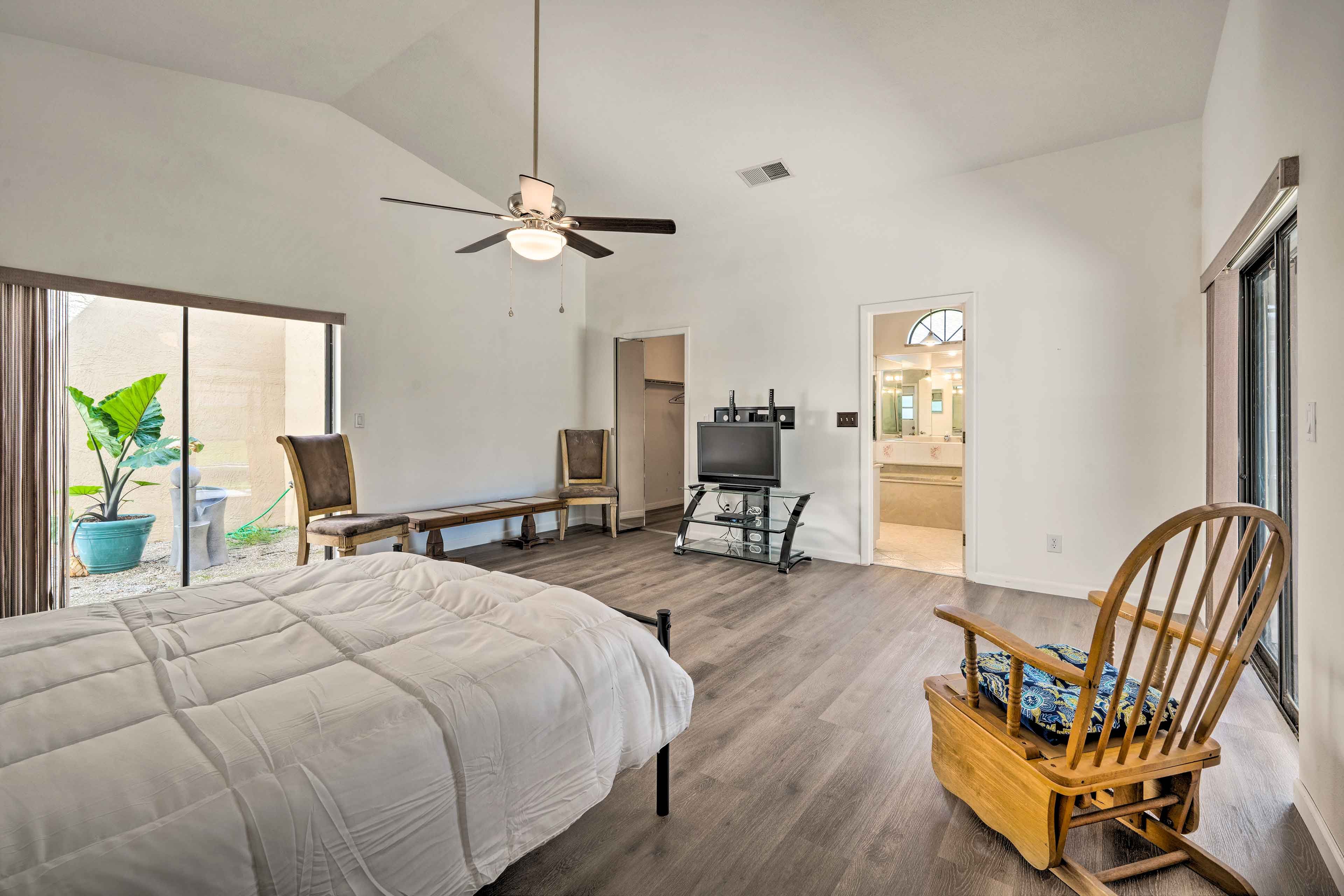 Bedroom 1 | Queen Bed