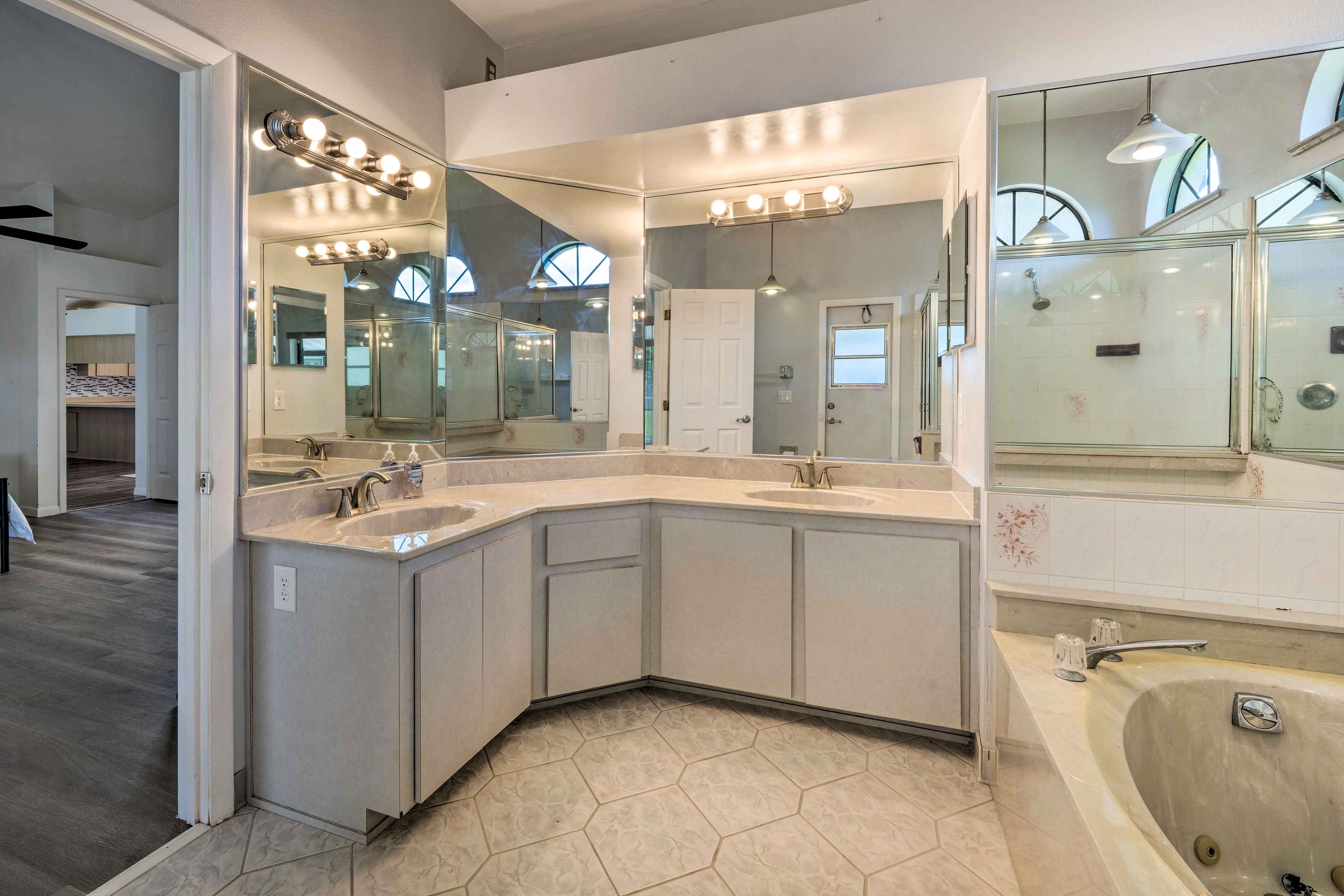 En-Suite Bathroom | Complimentary Toiletries | Towels Provided