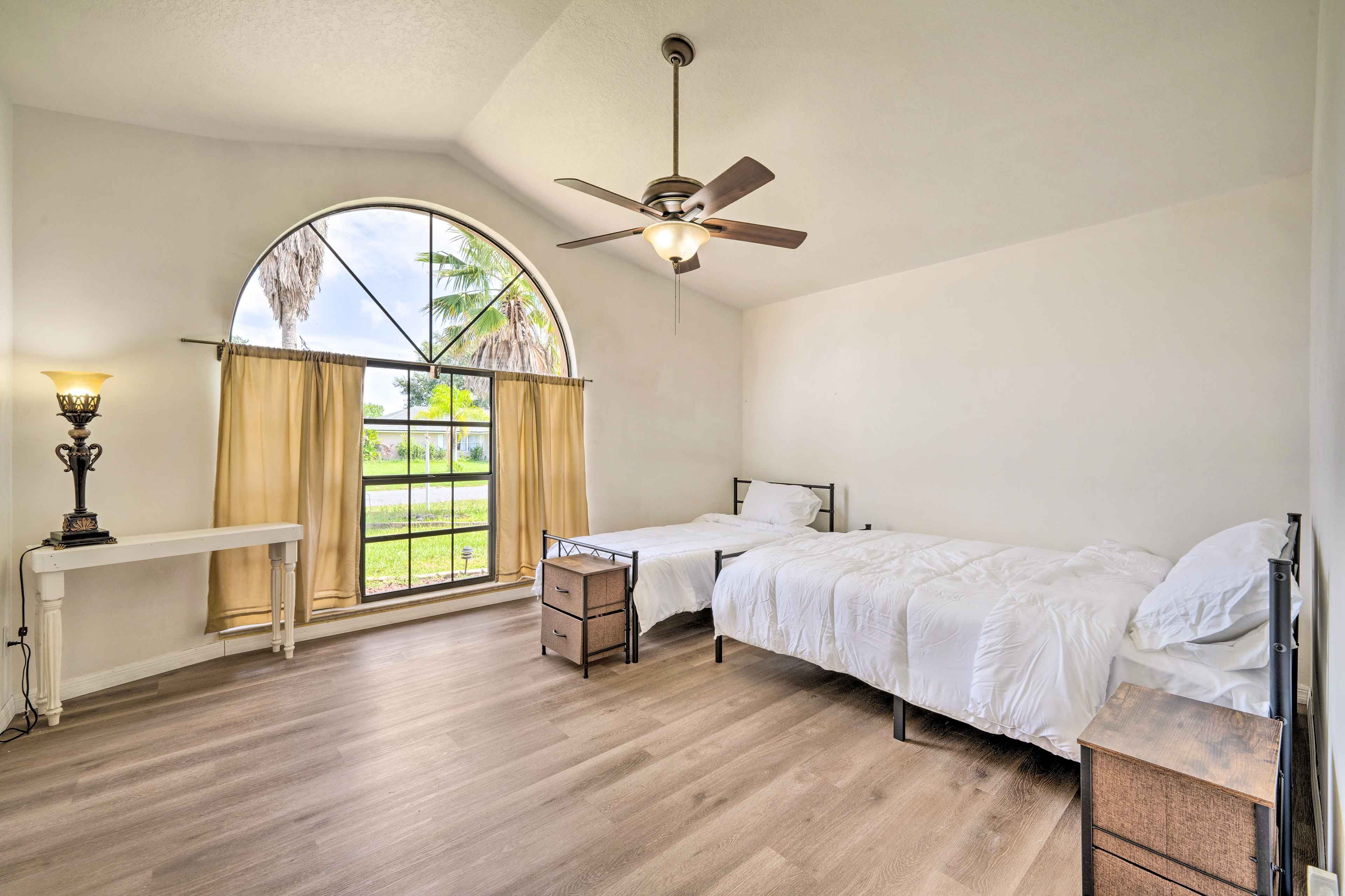 Bedroom 2 | Queen Bed | Twin Bed