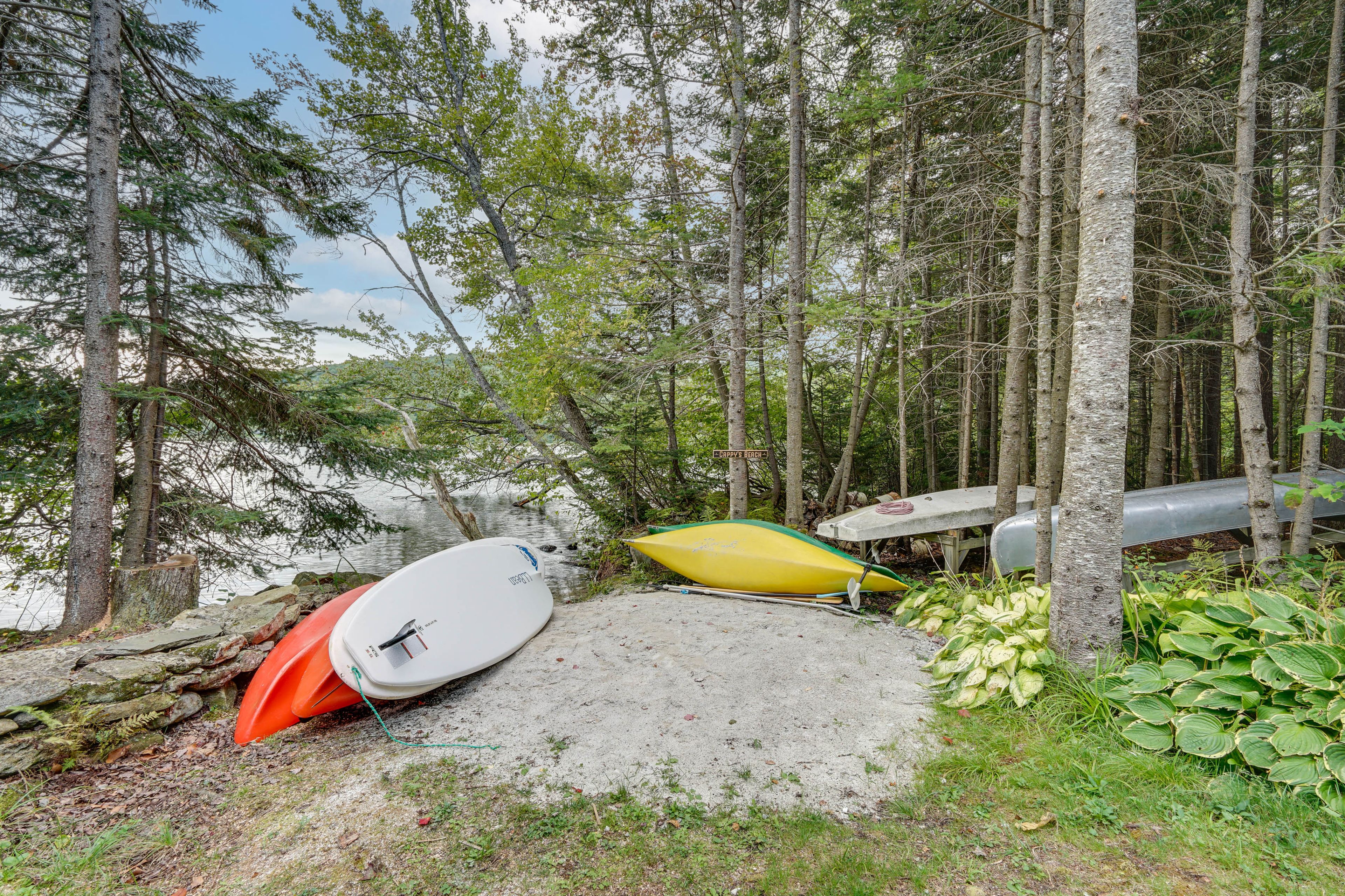 Lake Access | Kayaks, Canoe & Paddle Board Provided