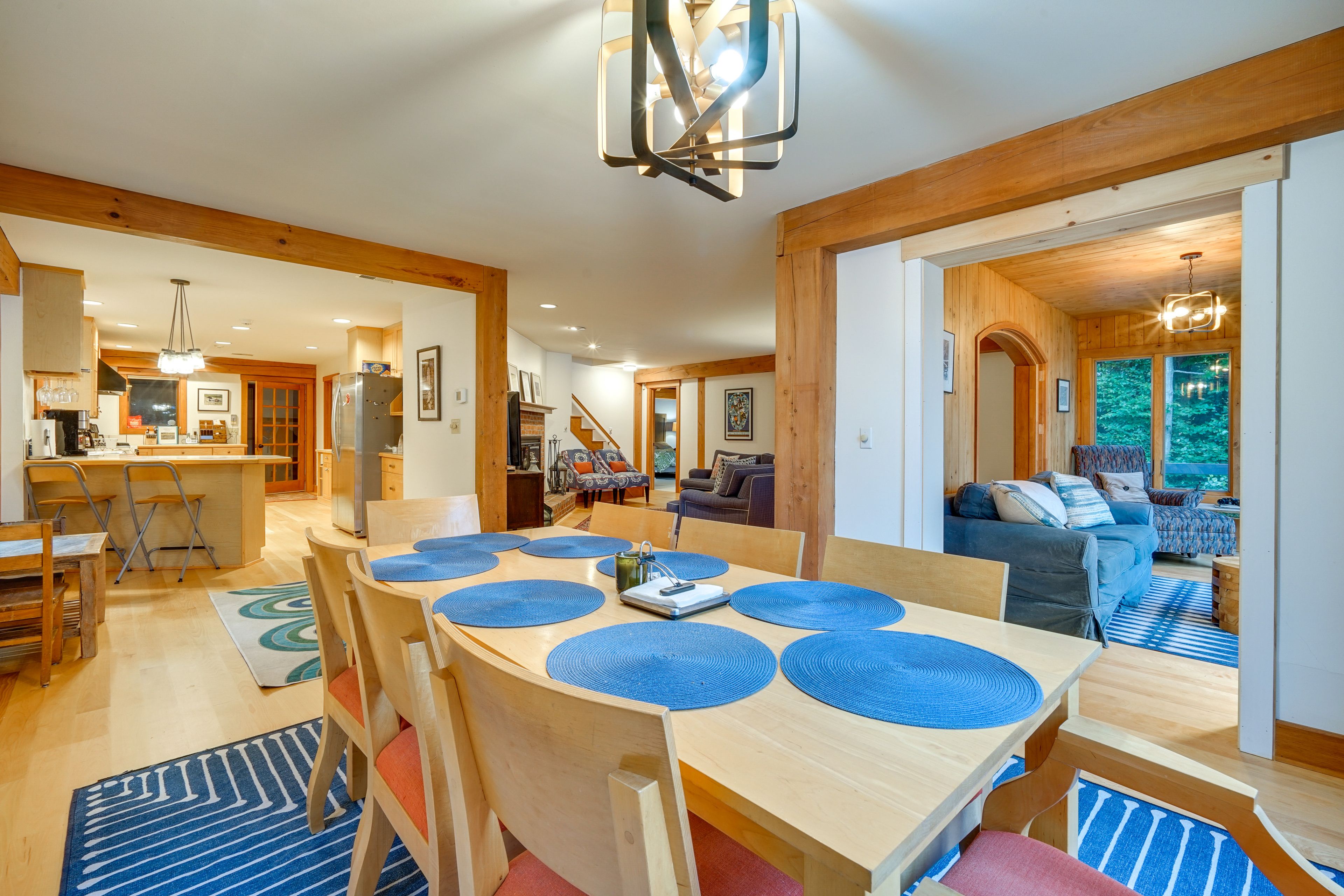 Dining Area | Dishware & Flatware Provided