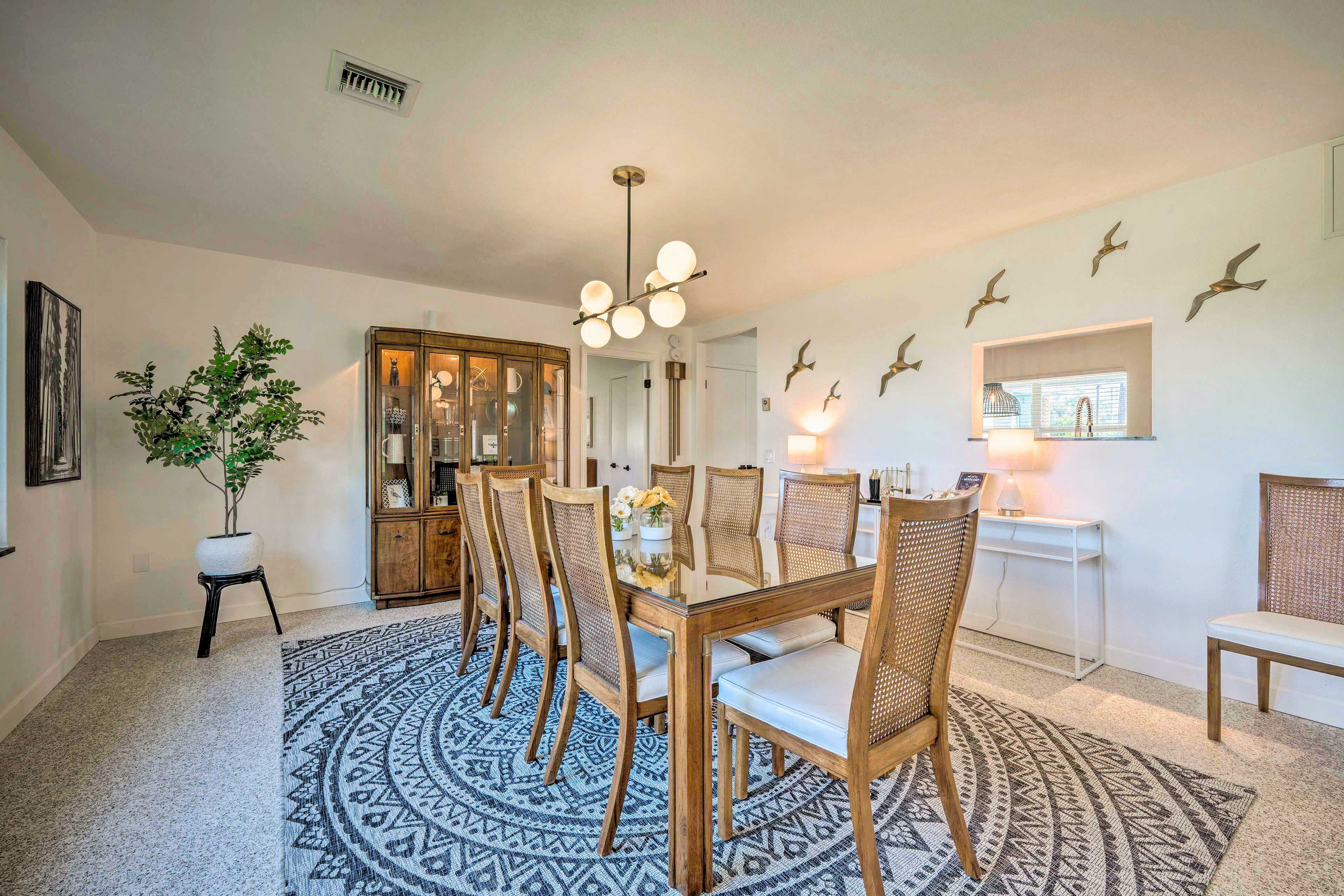 Dining Room | Central Air Conditioning | Laptop-Friendly Workspace