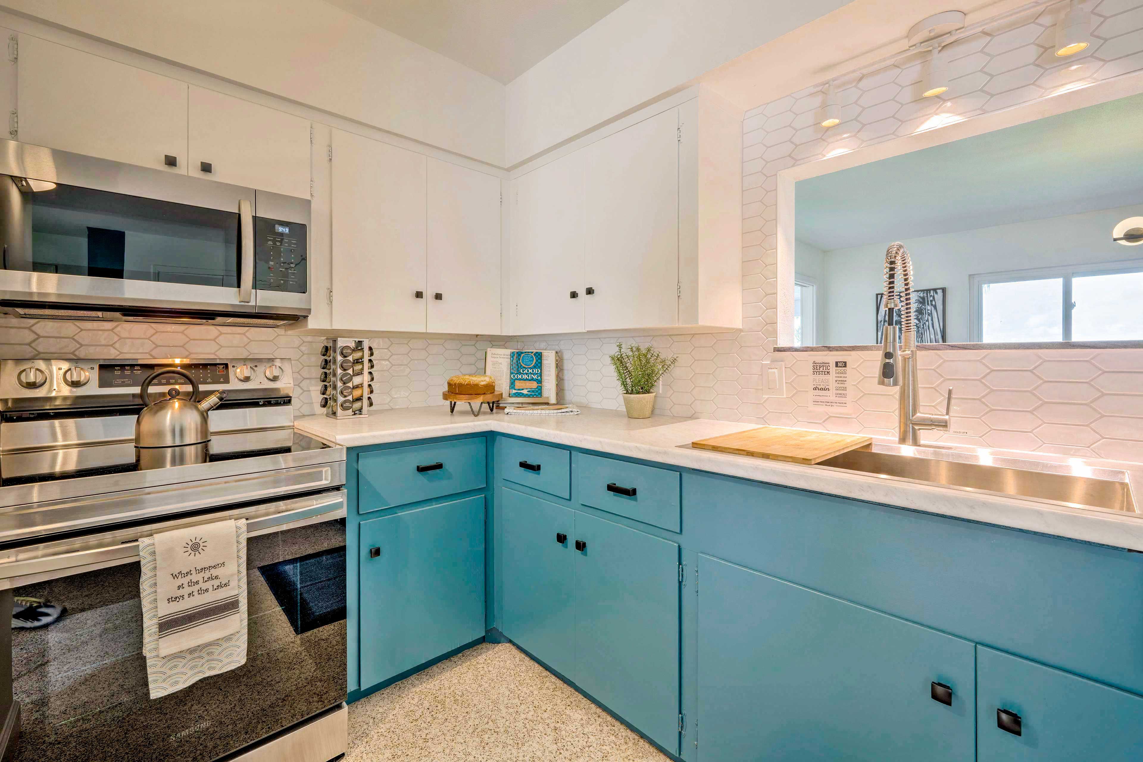 Kitchen | Keurig Coffee Maker | Ice Maker | Complimentary Spices