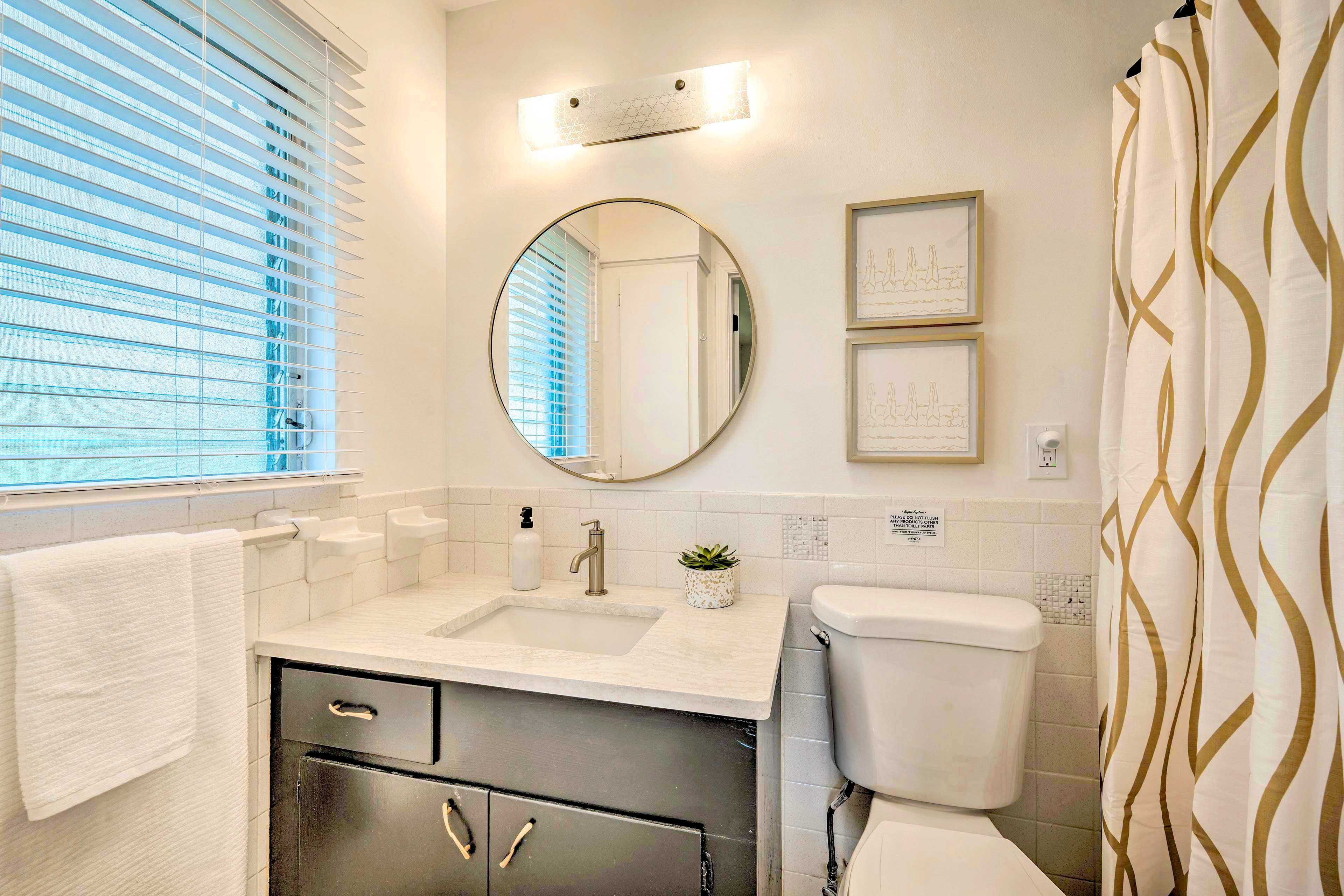 Full Bathroom | Complimentary Toiletries | Towels Provided