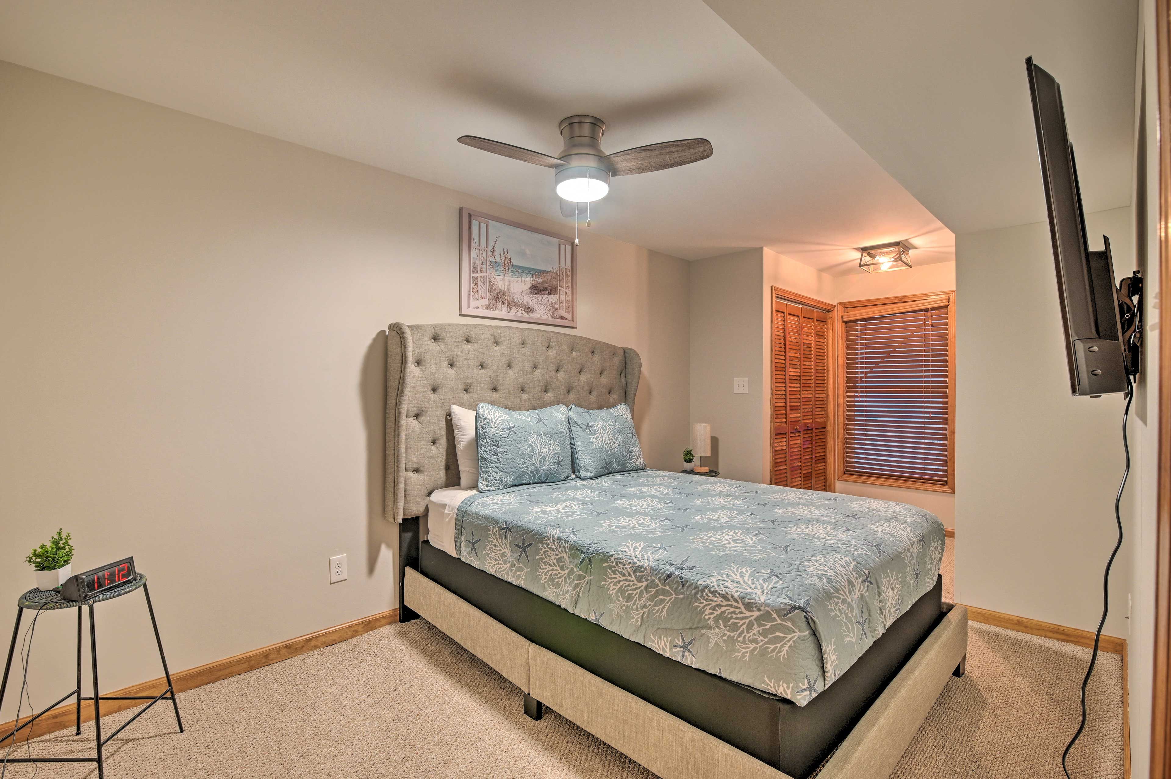 Bedroom | Queen Bed | Smart TV w/ Cable