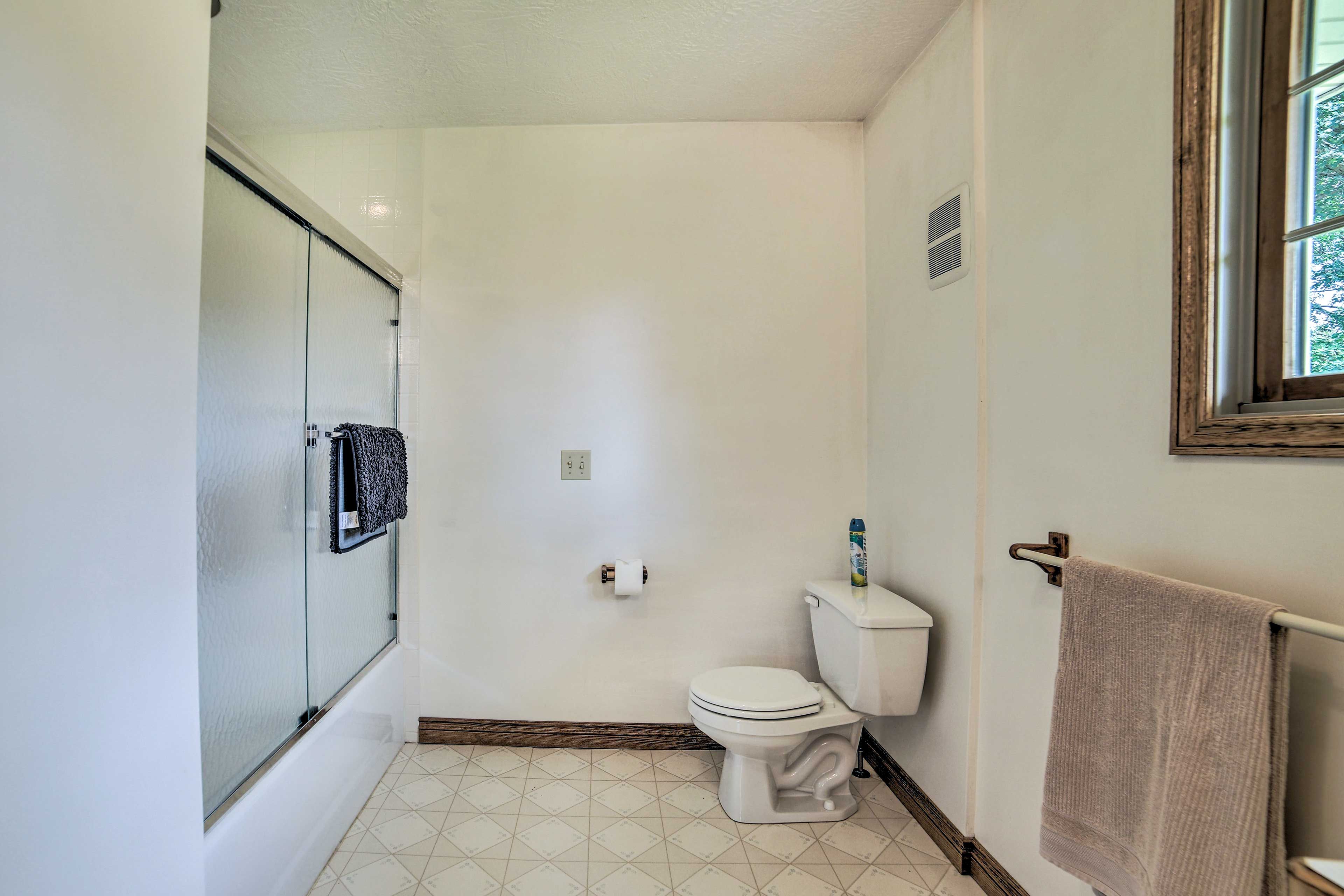 Full Bathroom | Complimentary Toiletries | 1st Floor