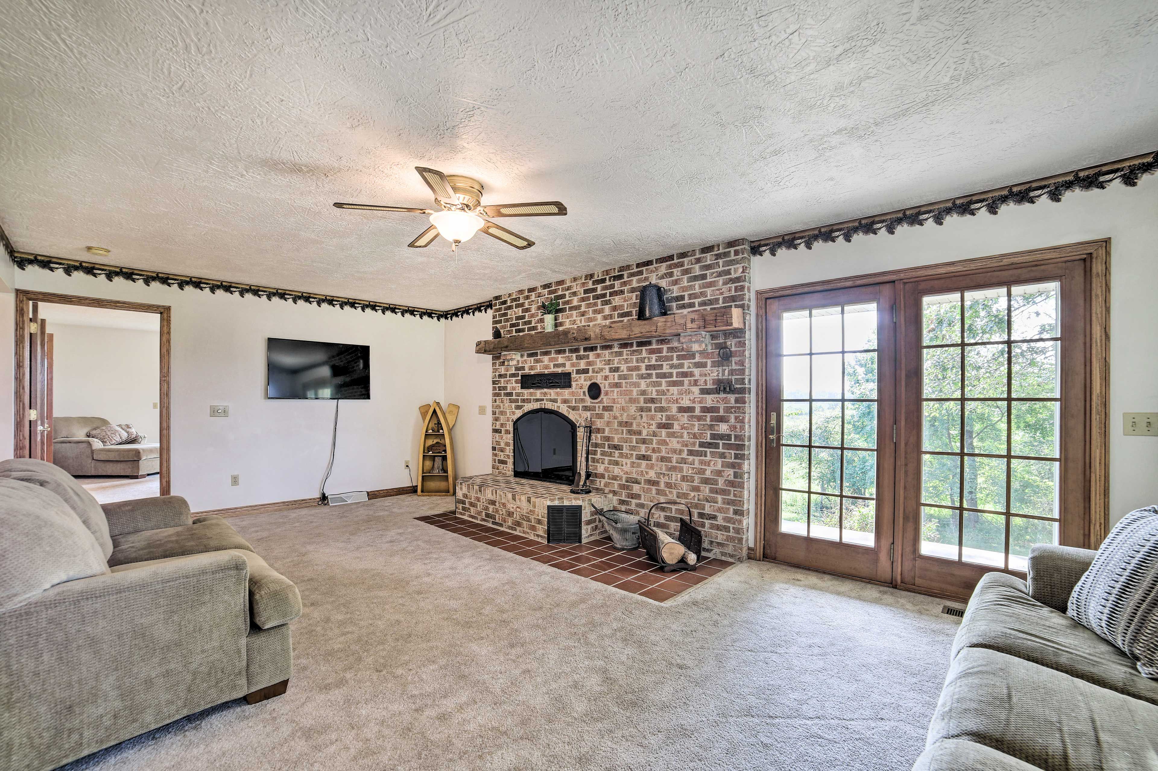 Living Area | Full Sleeper Sofa | Flat-Screen TV w/ Cable | Fireplace