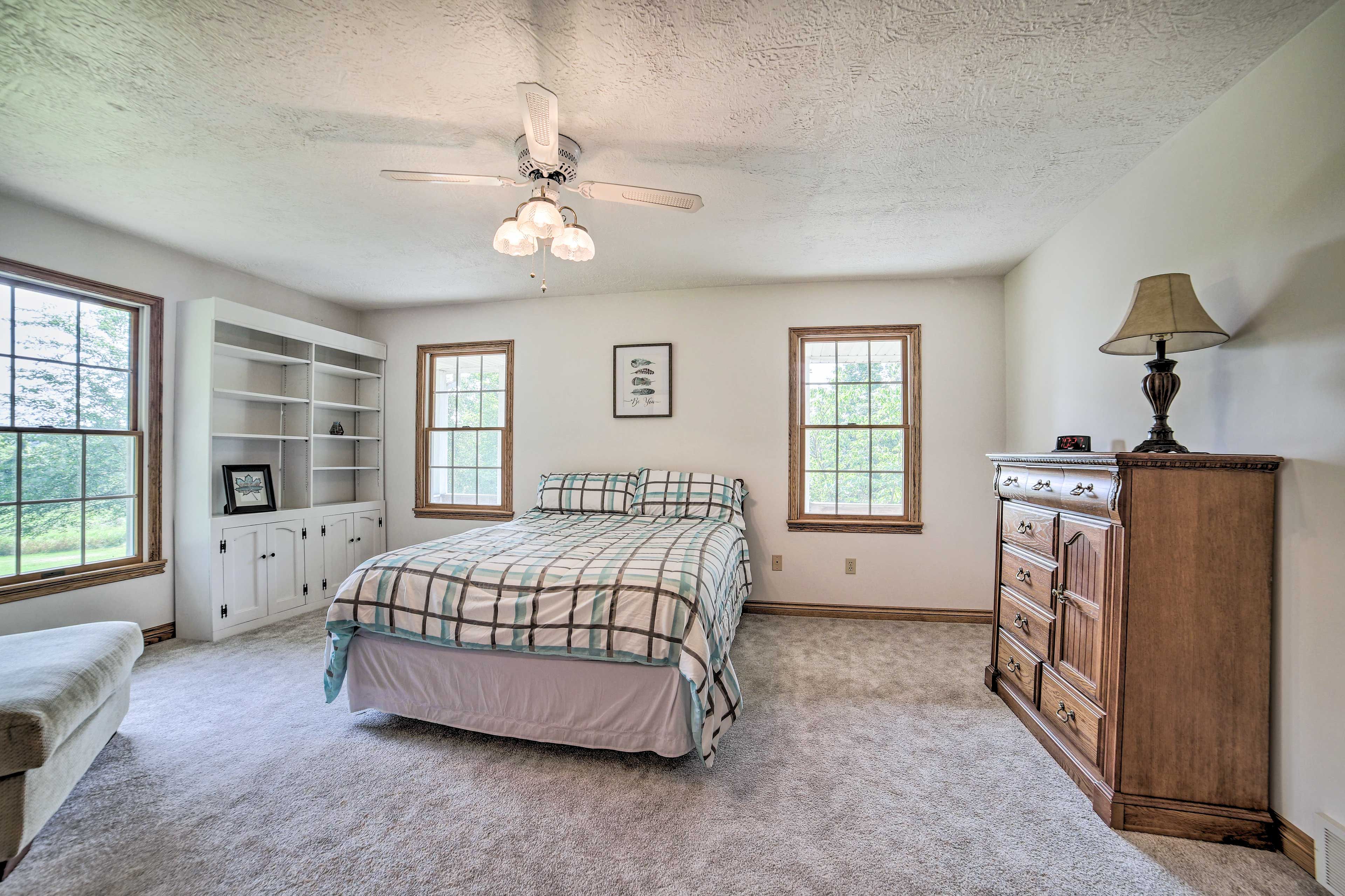 Bedroom 1 | Queen Bed | 1st Floor