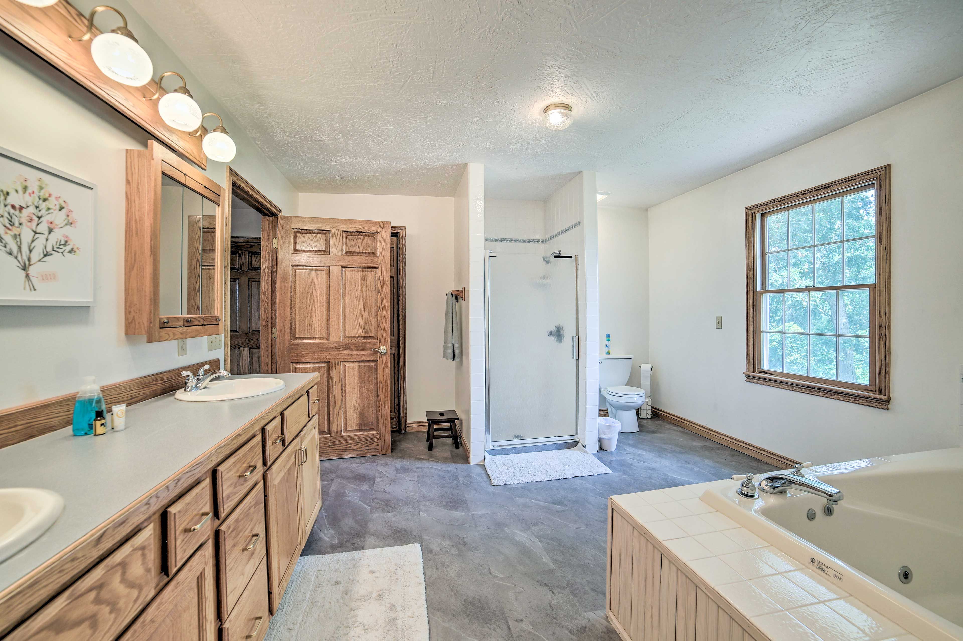 Full Bathroom | Complimentary Toiletries | 2nd Floor