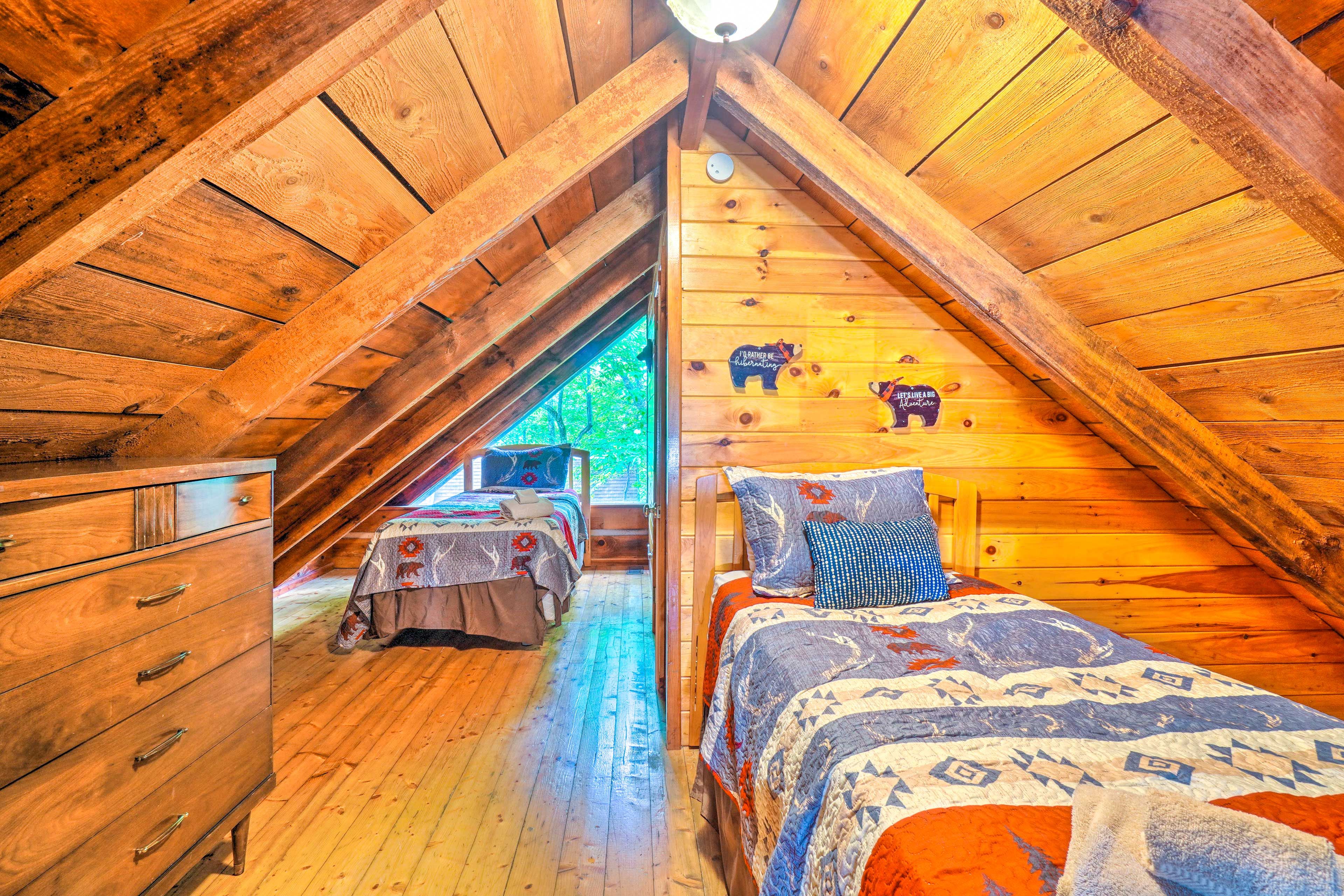 Loft | 2 Twin Beds | Upper Level