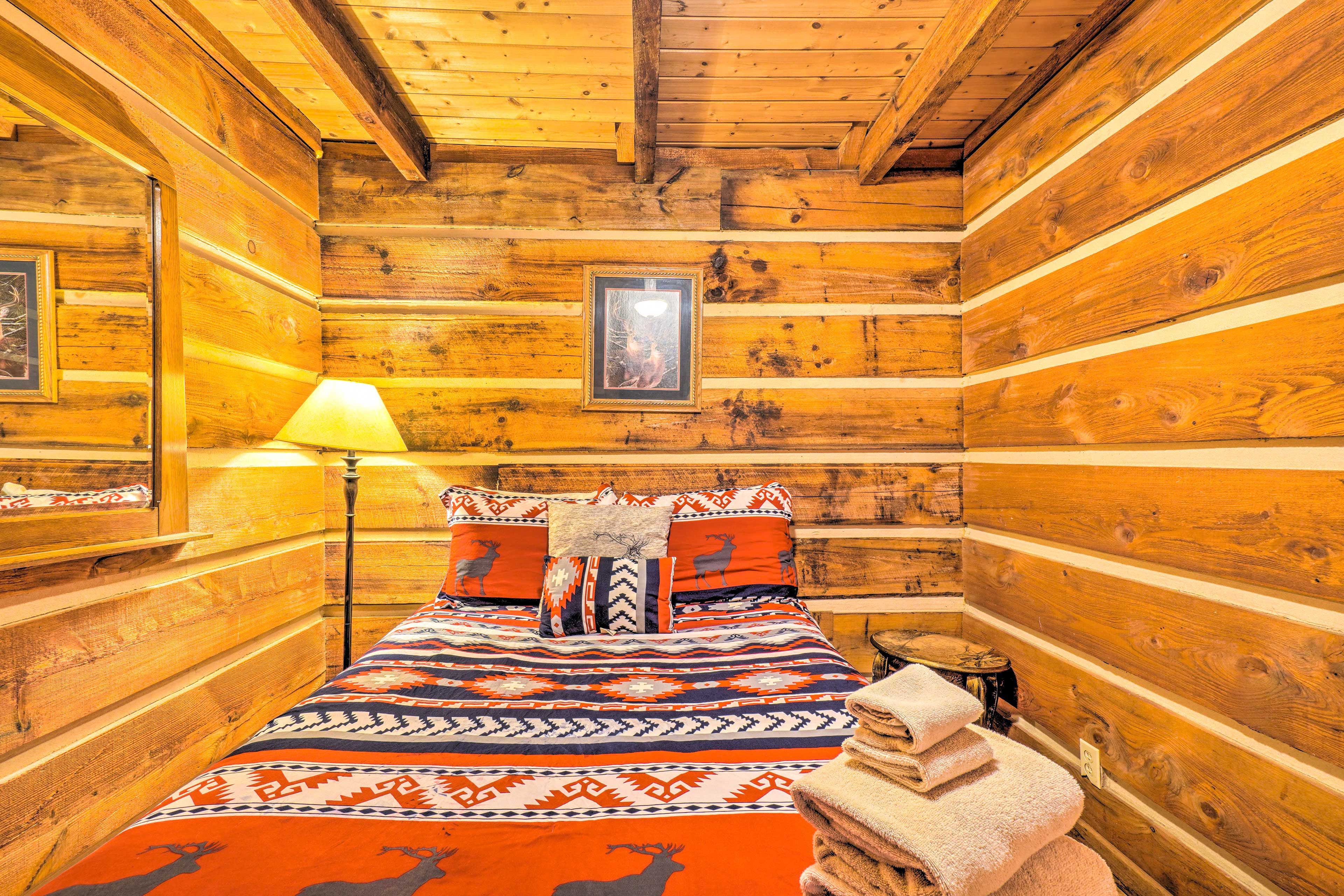 Bedroom 1 | Main Level | Queen Bed | Linens Provided