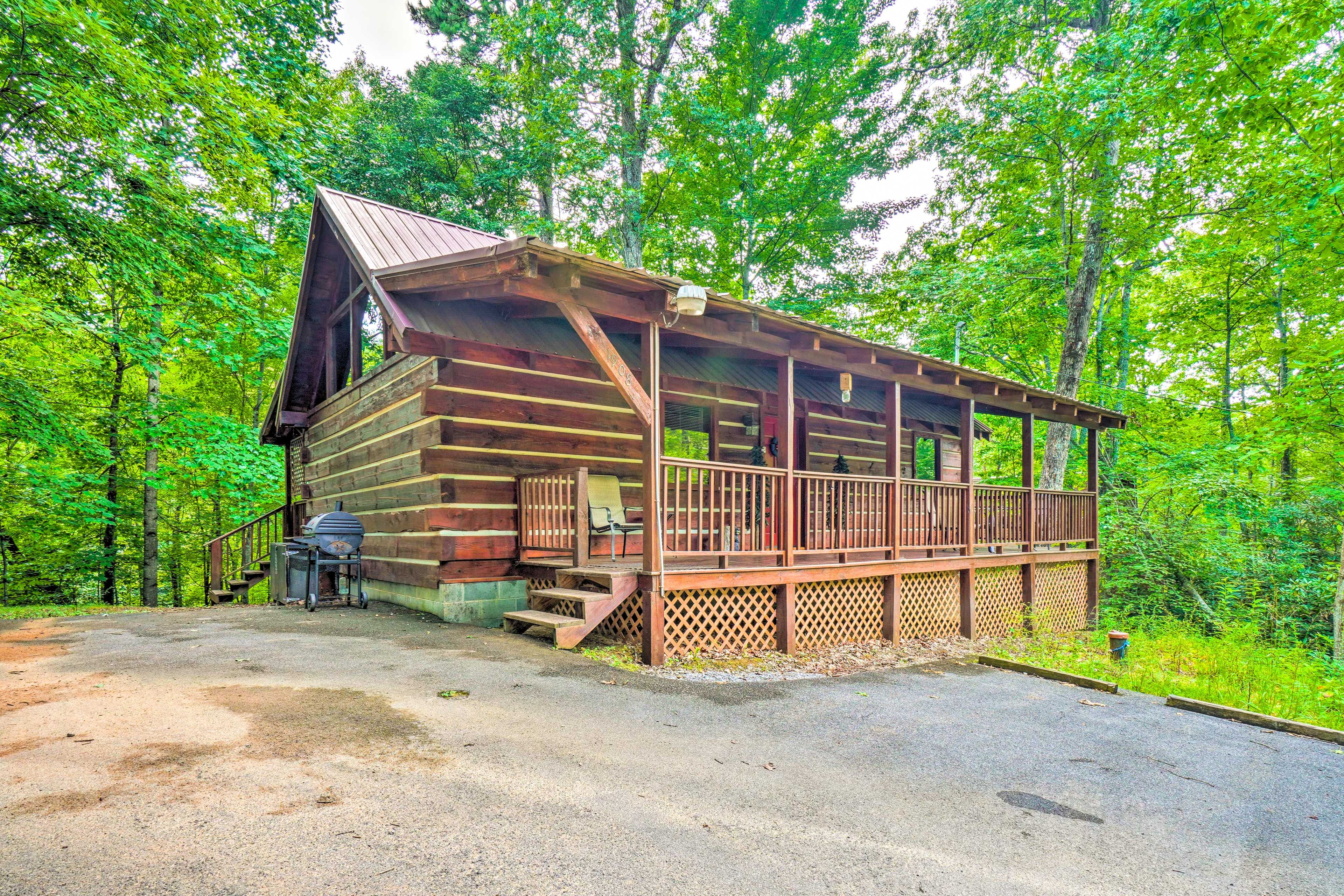 Sevierville Vacation Rental | 1,100 Sq Ft | 2BR | 2BA | 3 Steps Required