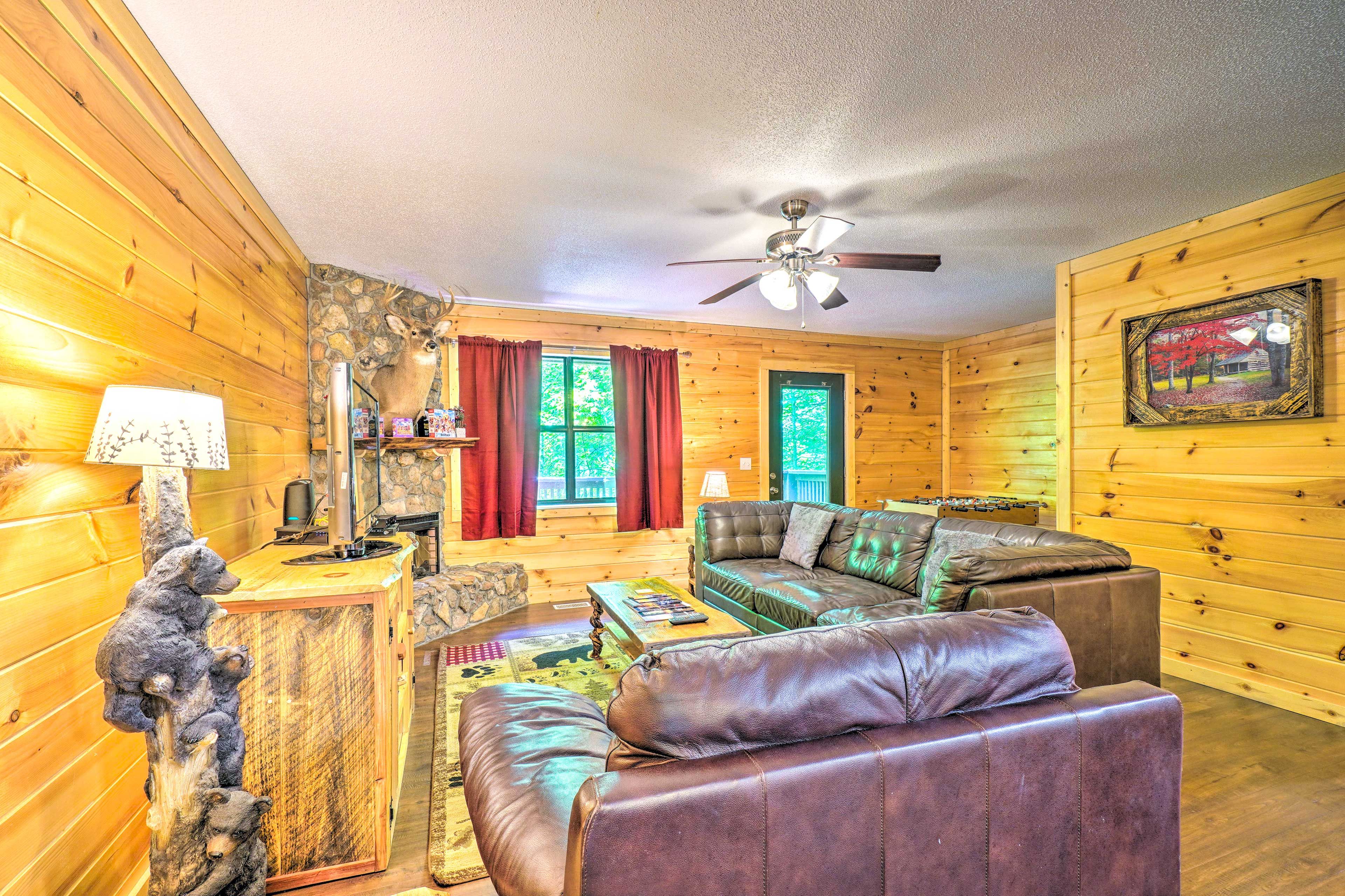 Living Room | Main Level | Smart TV w/ Cable | Gas Fireplace