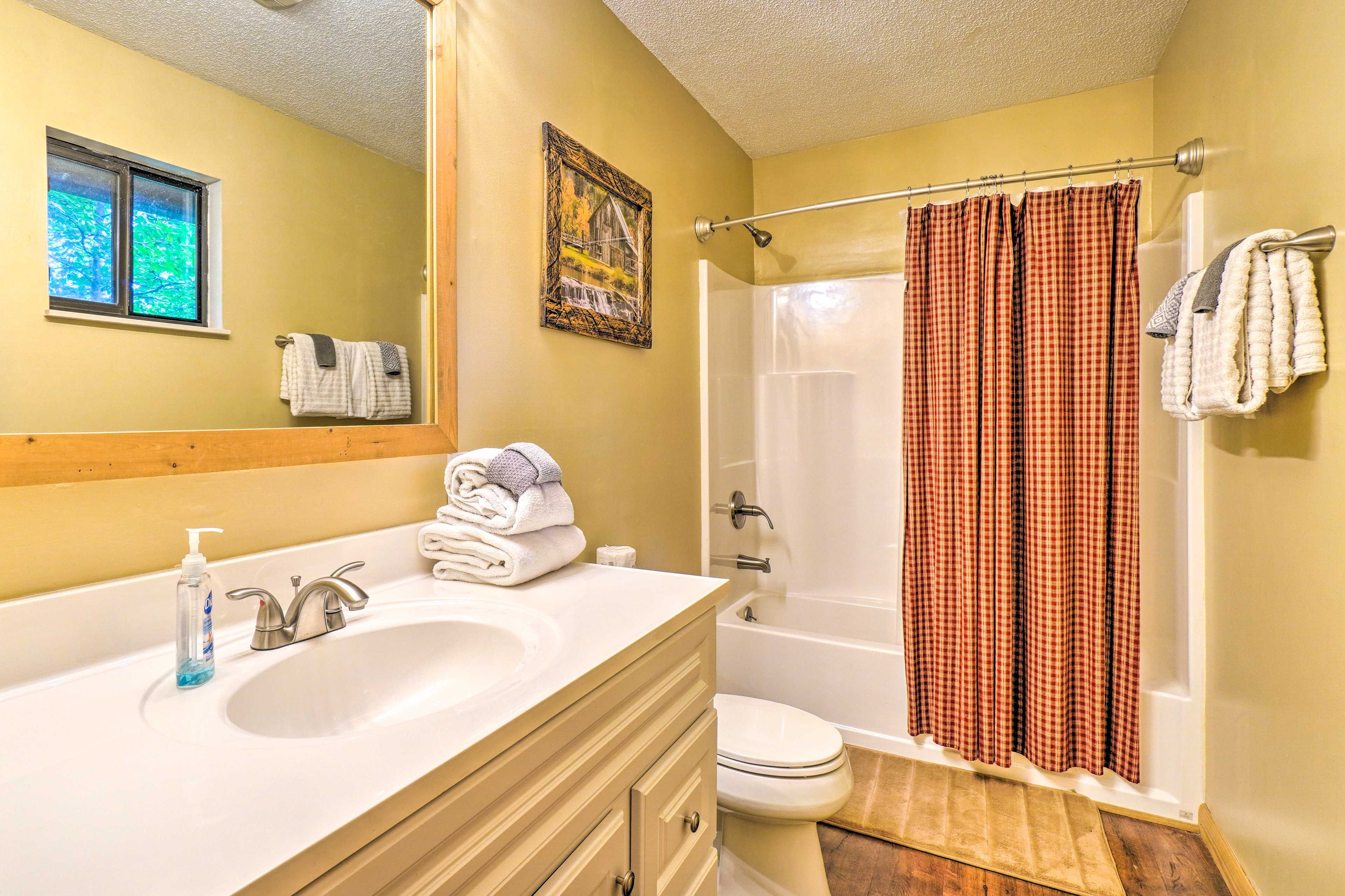 En-Suite Bathroom | Main Level | Towels Provided