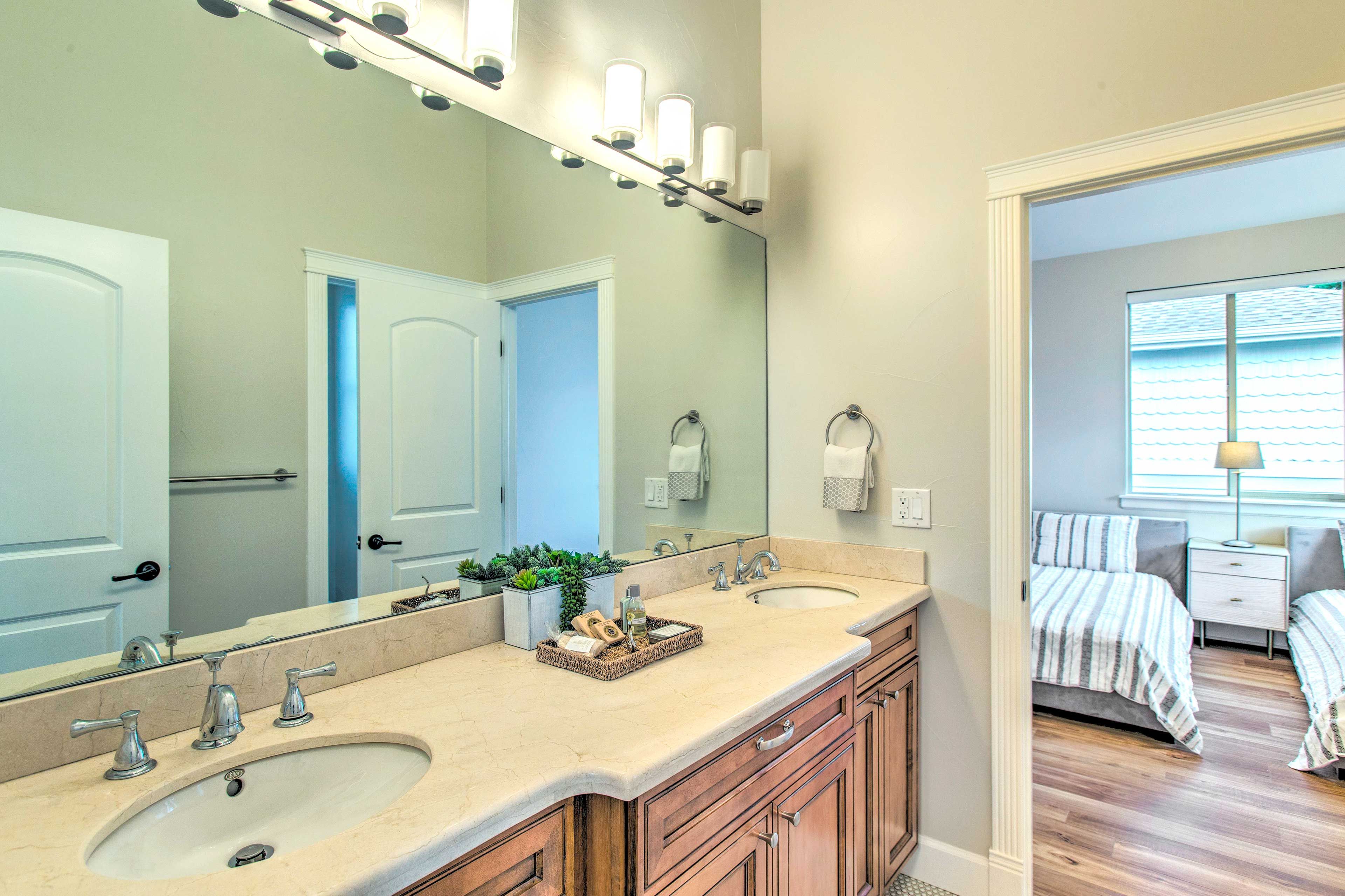 Jack and Jill Bathroom | 2nd Floor | Complimentary Toiletries