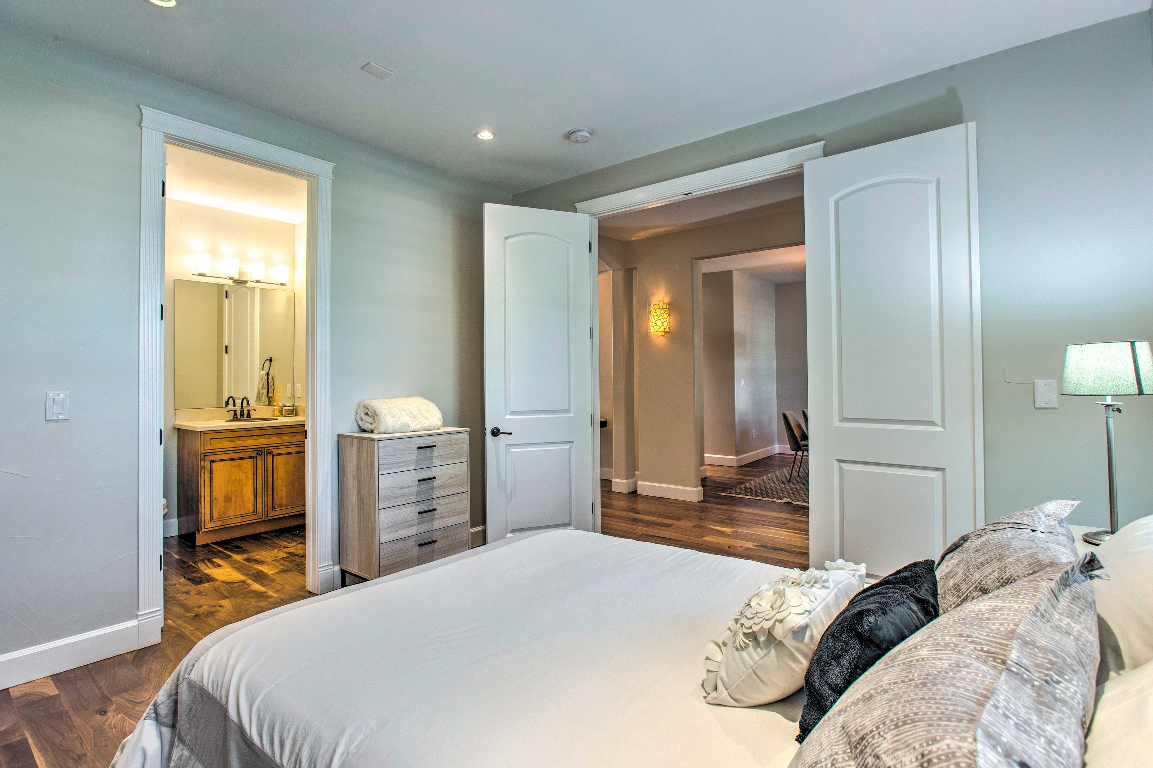 Bedroom 4 | Queen Bed | 1st Floor