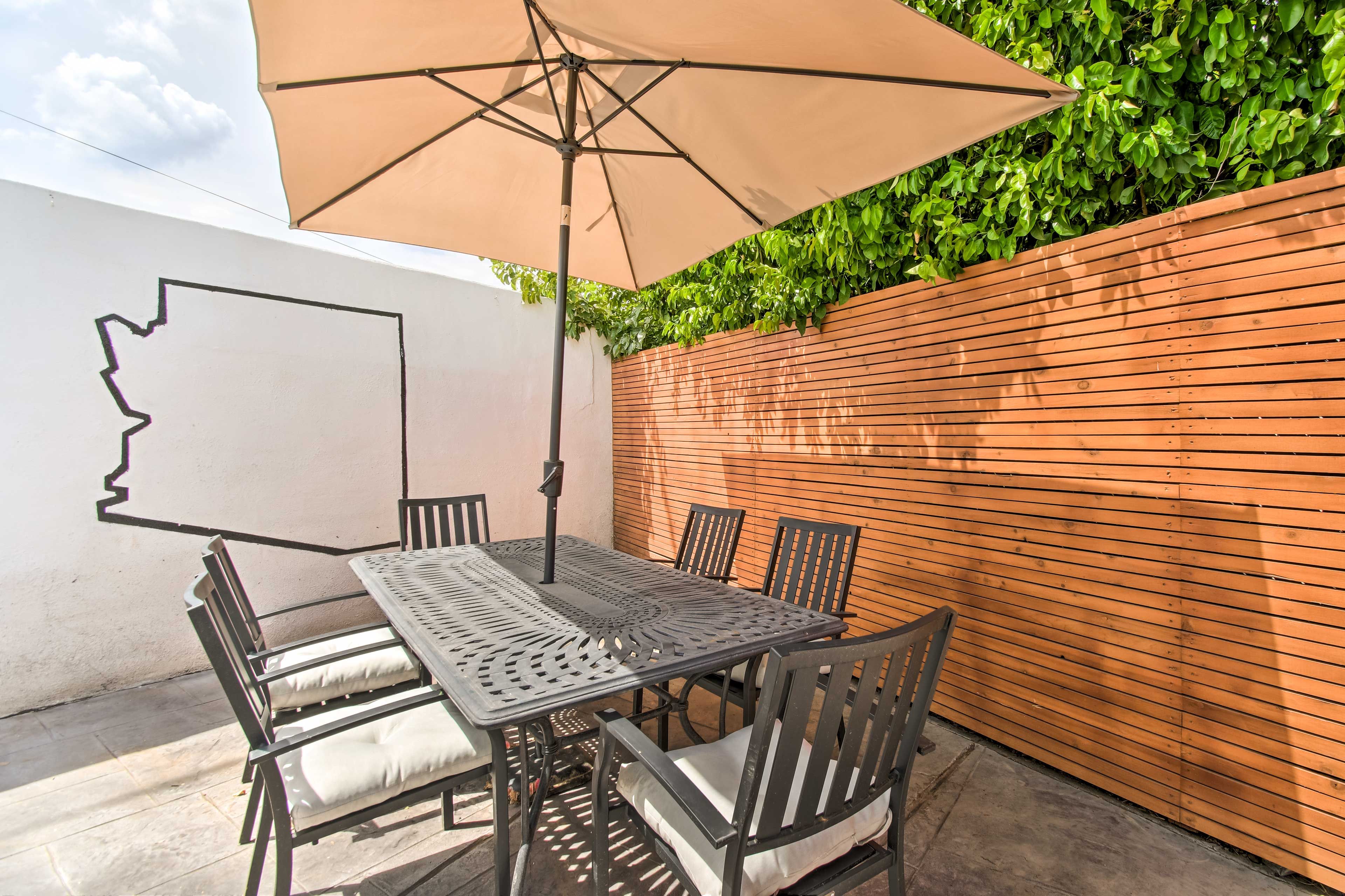 Outdoor Dining Area | Free WiFi
