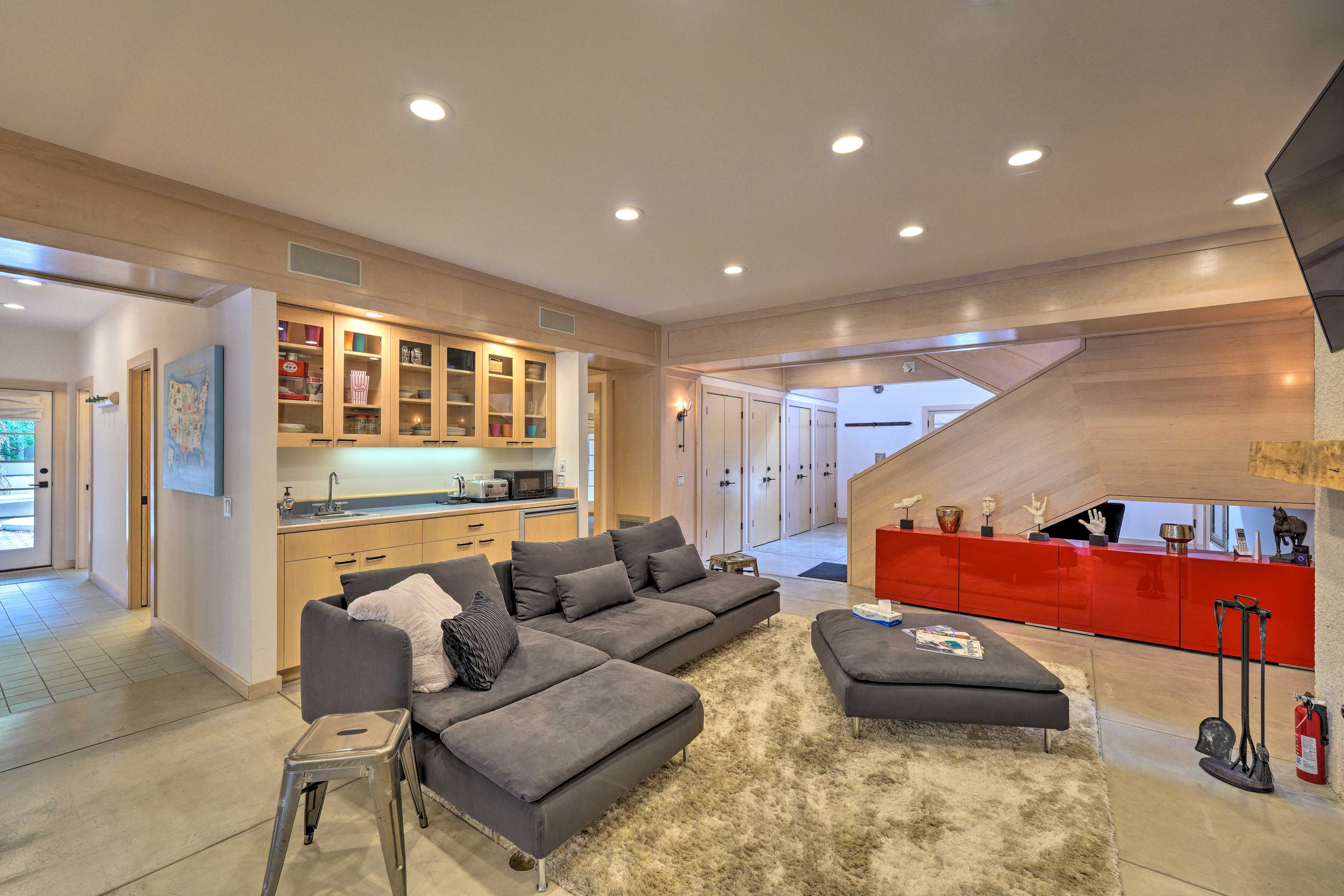 Game Room | Ping Pong Table | Treadmill | Fireplace
