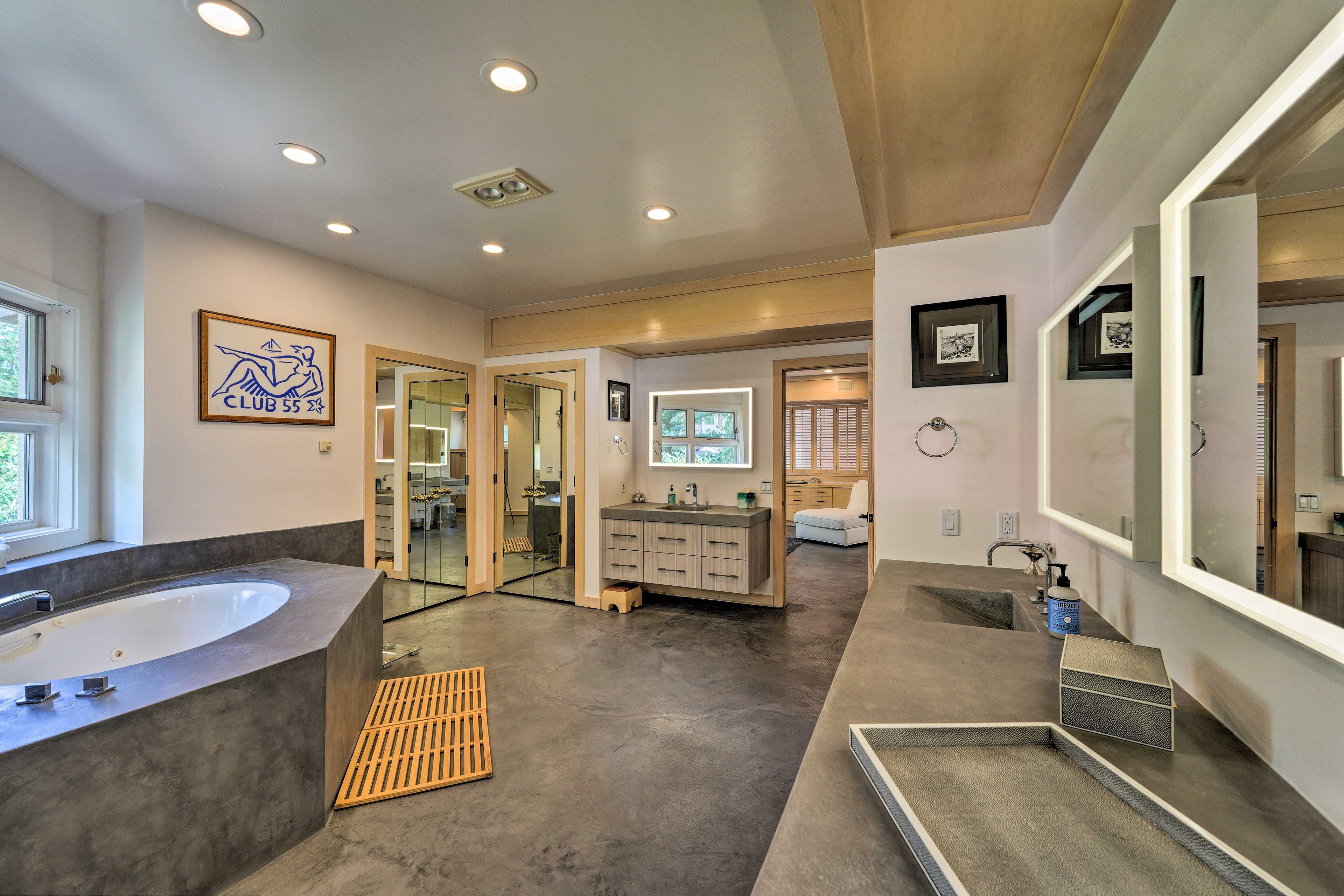 Full En-Suite Bathroom | Jetted Tub | In-Unit Laundry