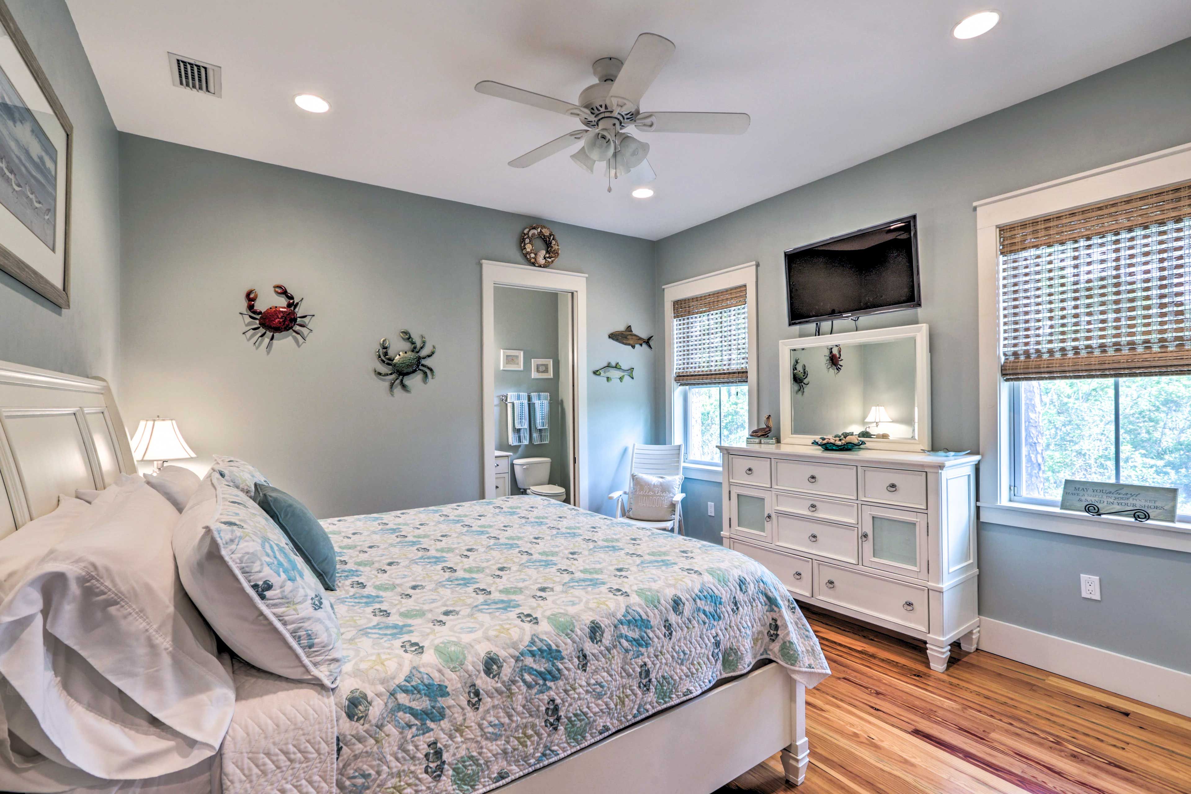 Bedroom Suite 1 | King Bed | DISH Satellite TV | En-Suite Bathroom