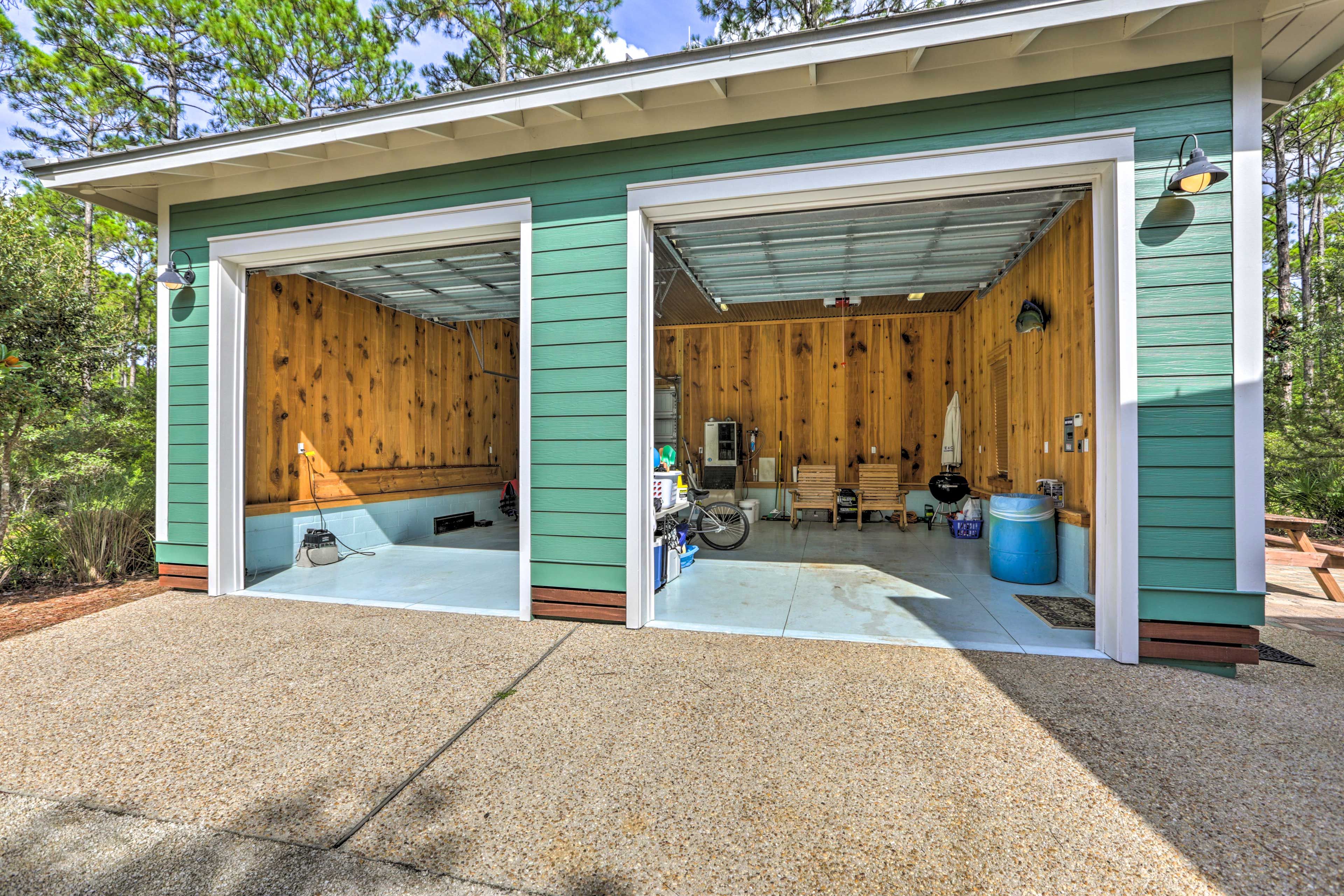 Garage | Beach Gear | Paddleboard | 2 Bicycles