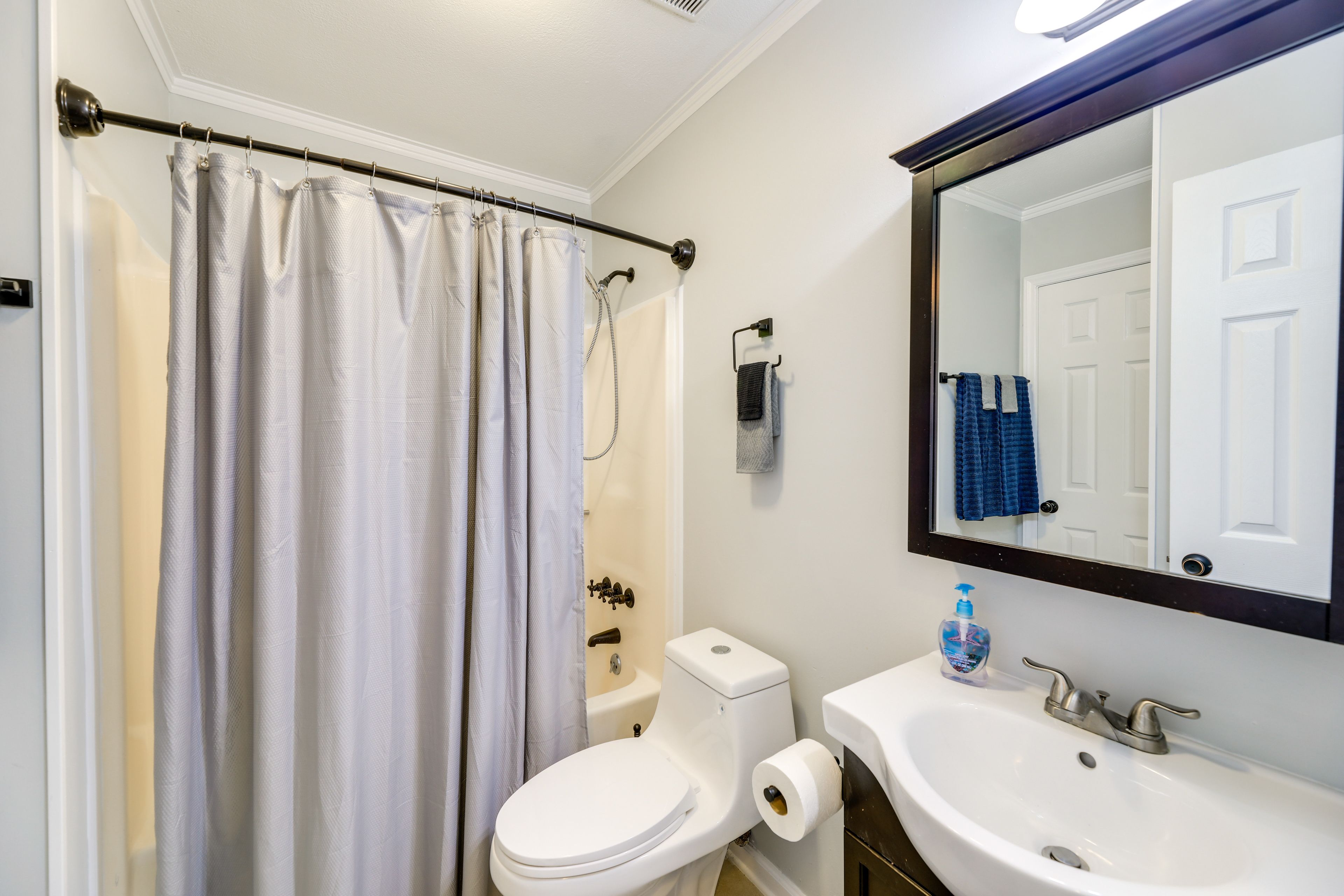 Full Bathroom | Shower/Tub Combo