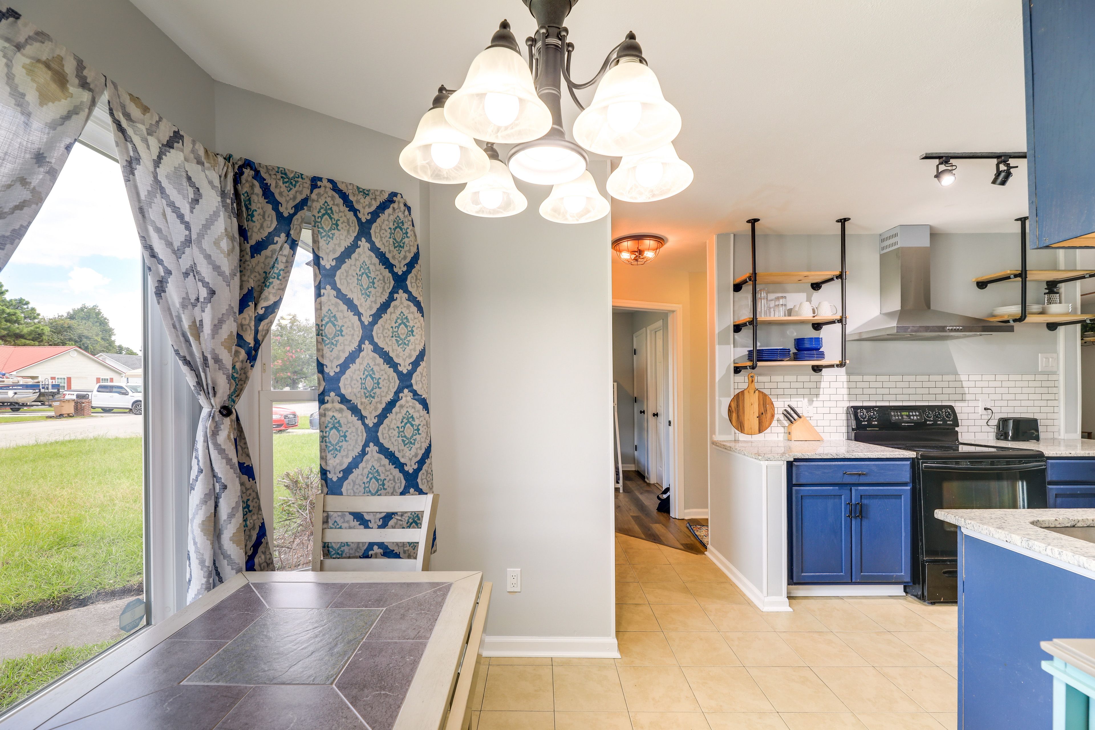 Dining Area | Dining Table | Dishware/Flatware | Bay Window