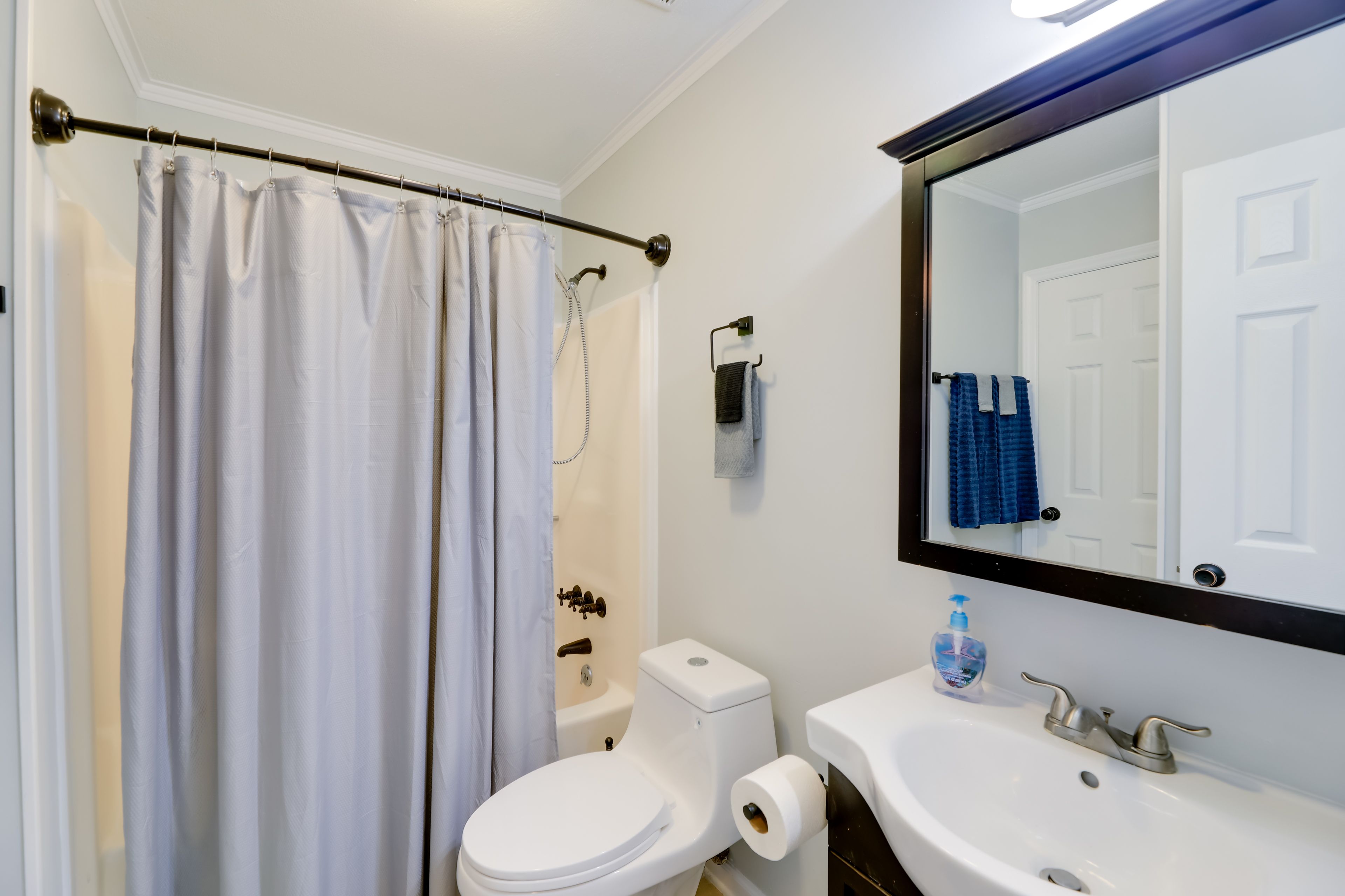 Full Bathroom | Shower/Tub Combo