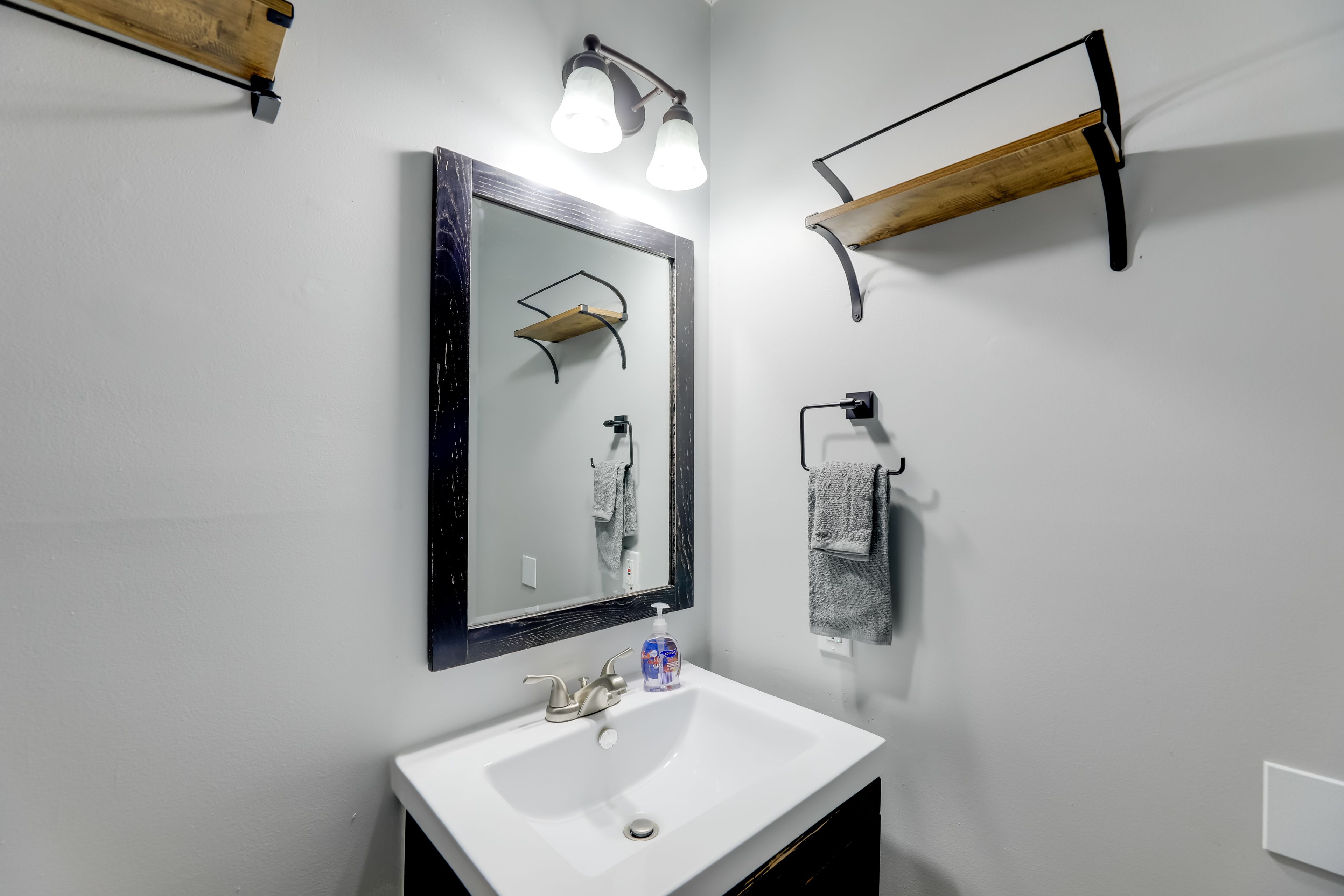 Full Bathroom | Shower/Tub Combo | Towels Provided