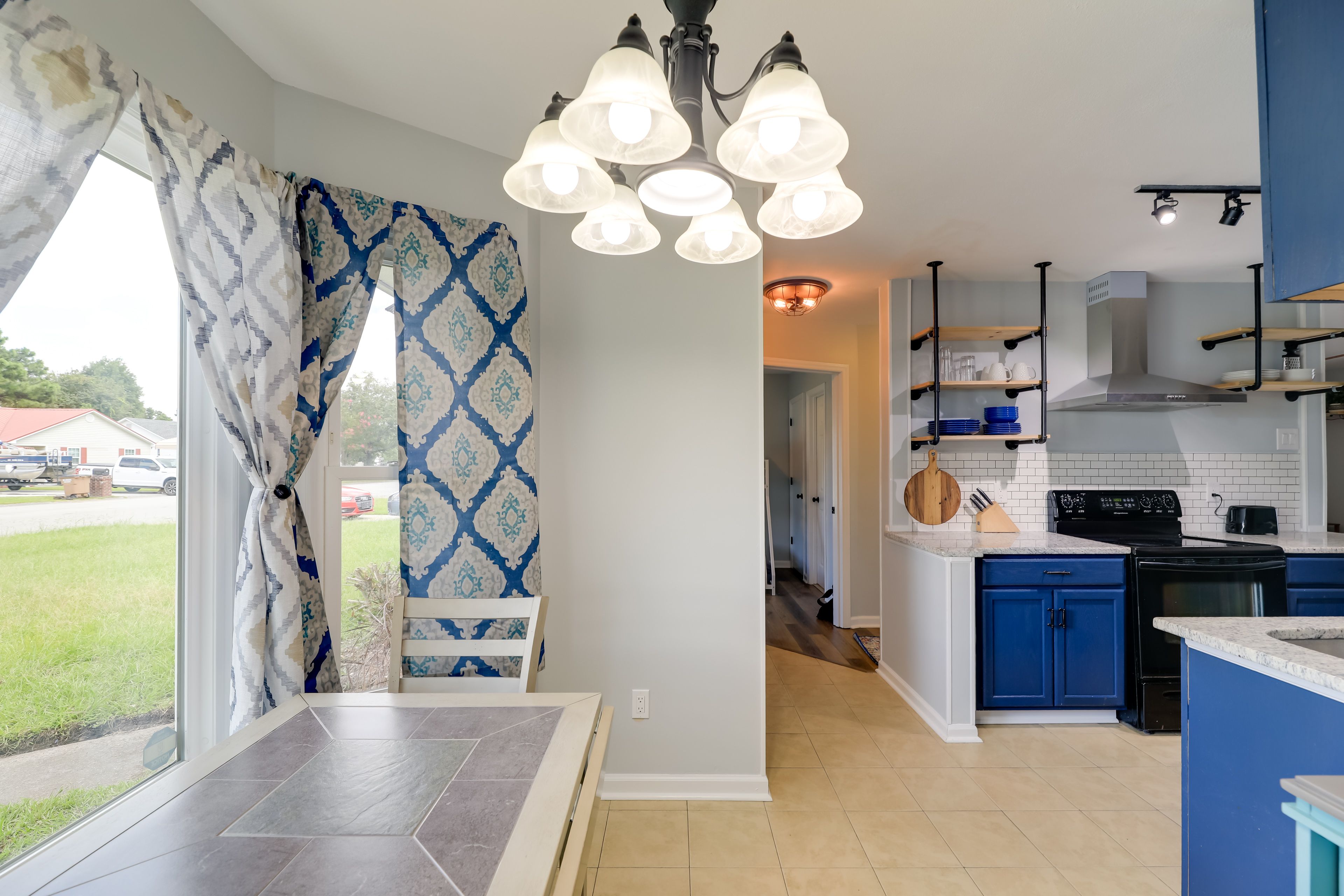 Dining Area | Dining Table | Dishware/Flatware | Bay Window
