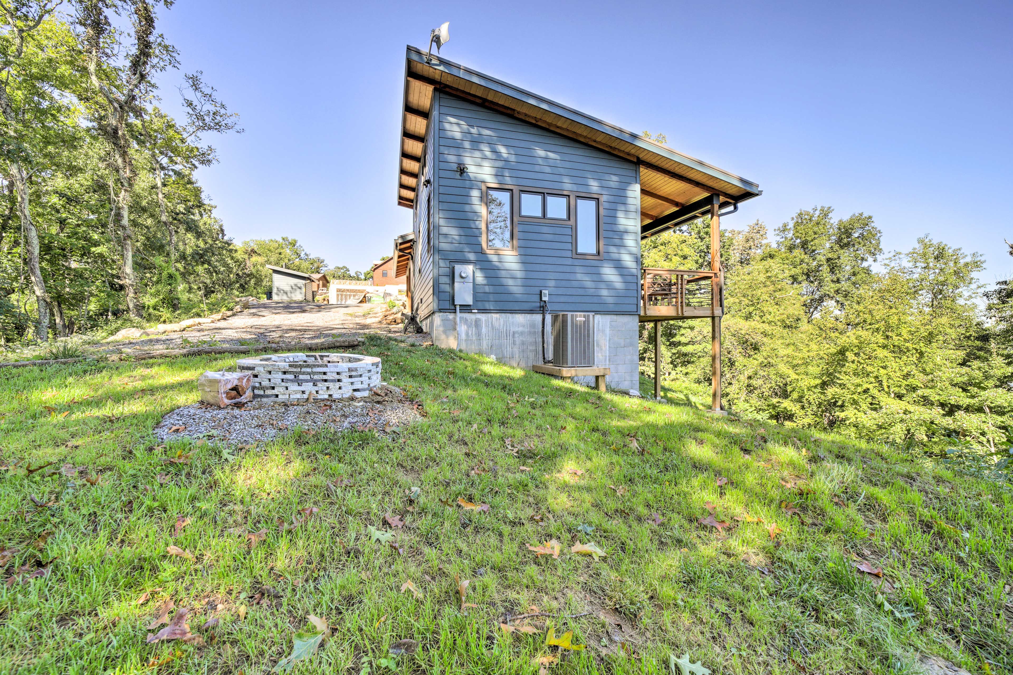 Private Yard | Fire Pit (Wood Provided)
