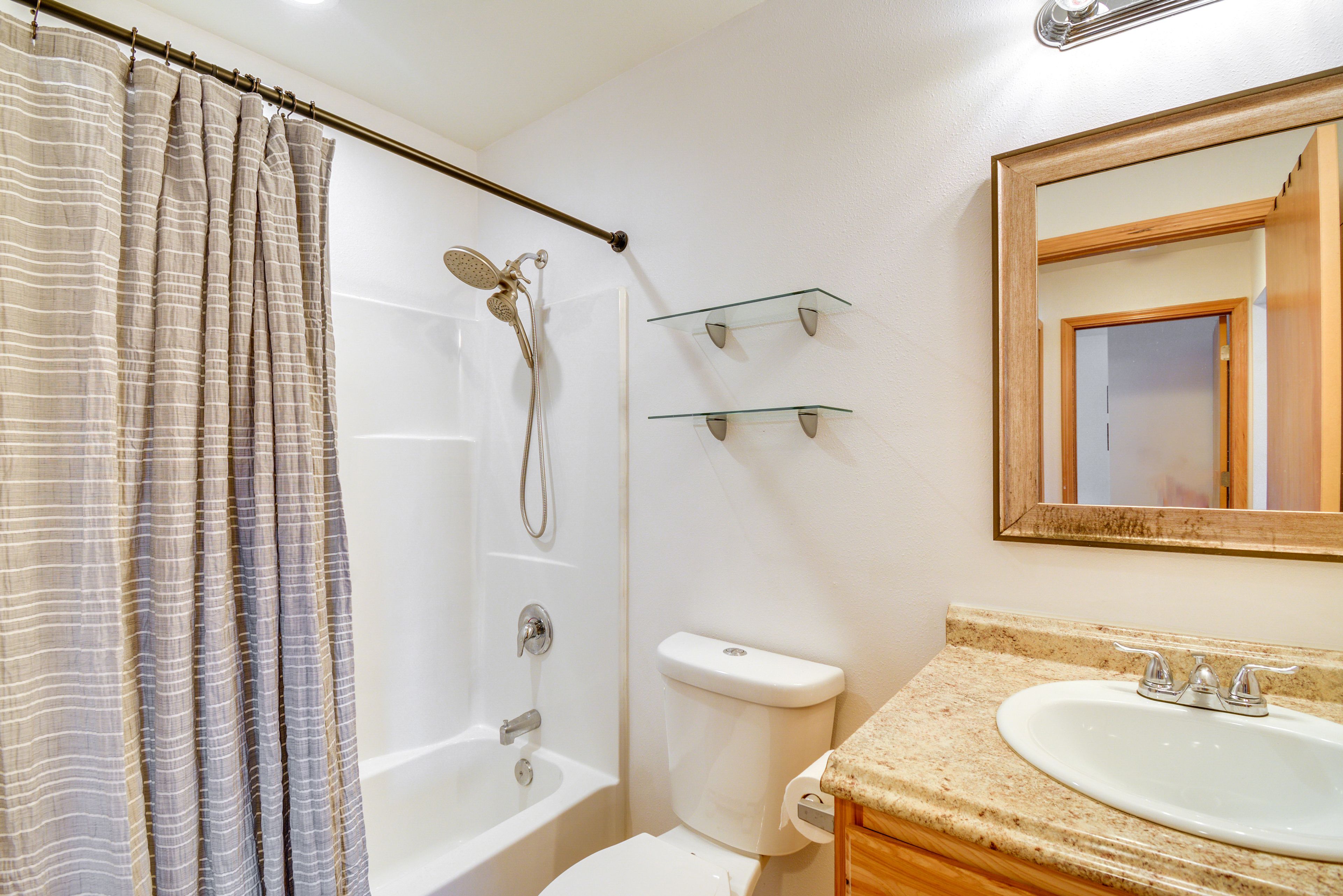 Full Bathroom | Complimentary Toiletries