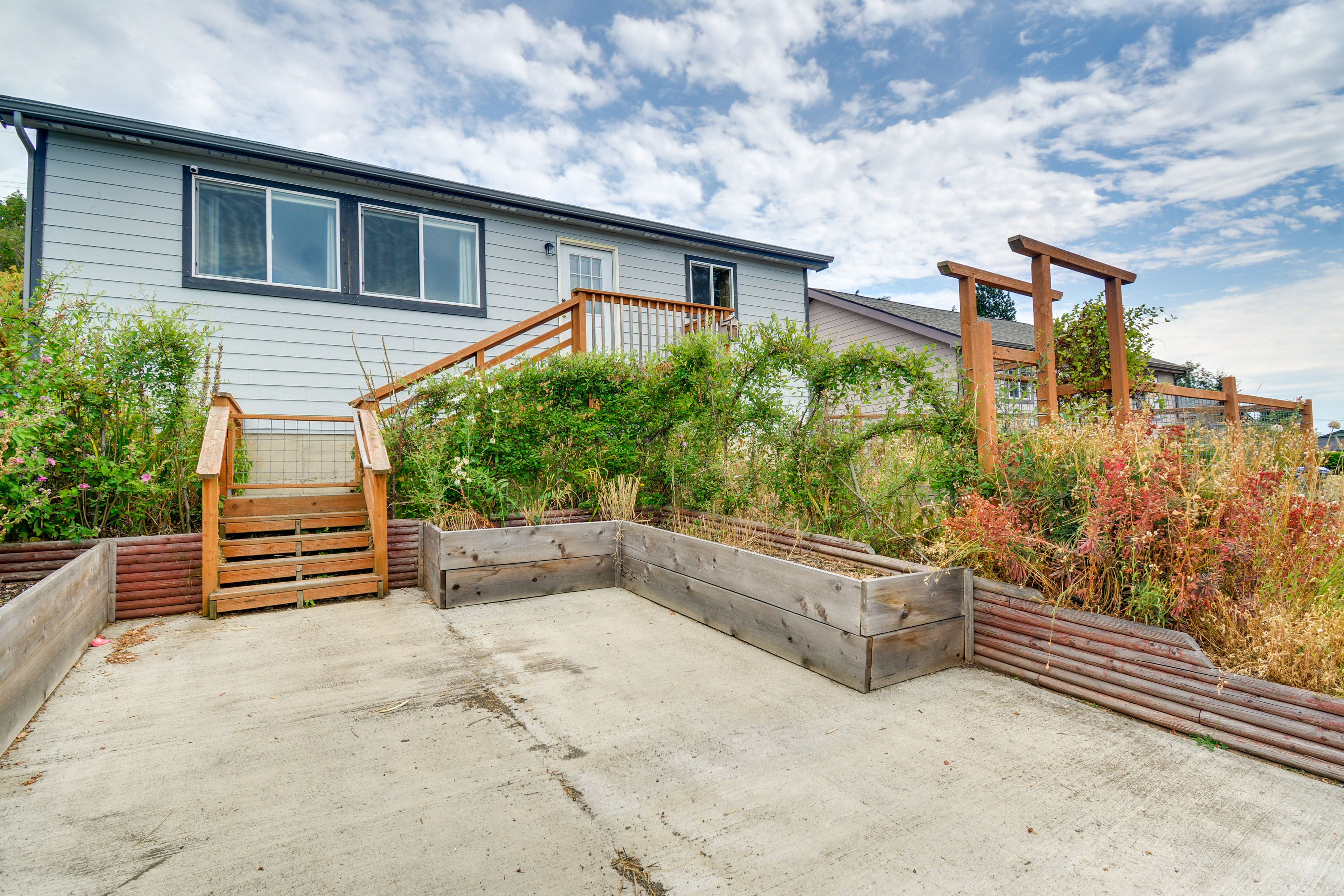 Front Exterior | < 3 Mi to Olympic National Park