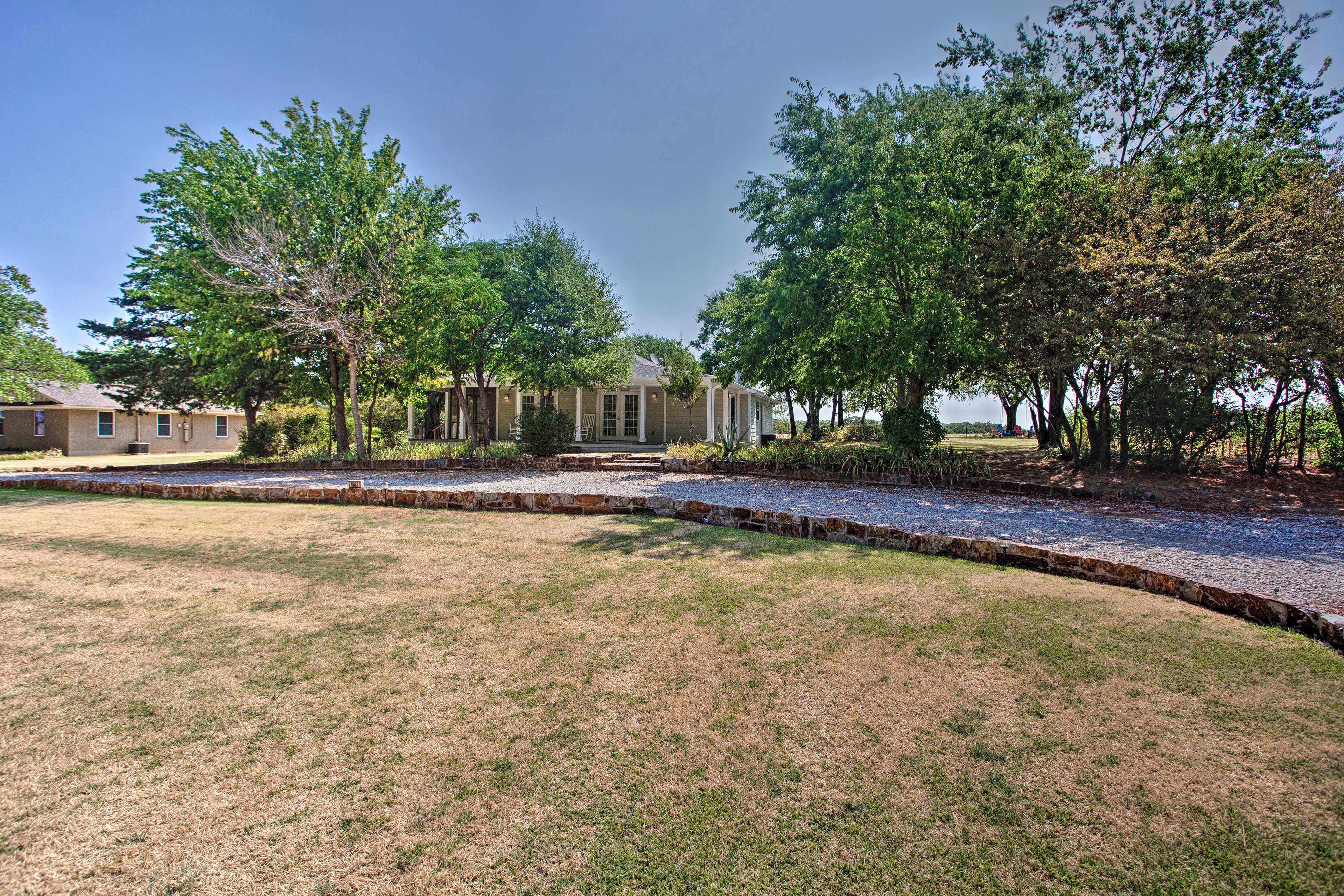 Parking | Driveway (4 Vehicles) | Boat/Trailer Parking Available