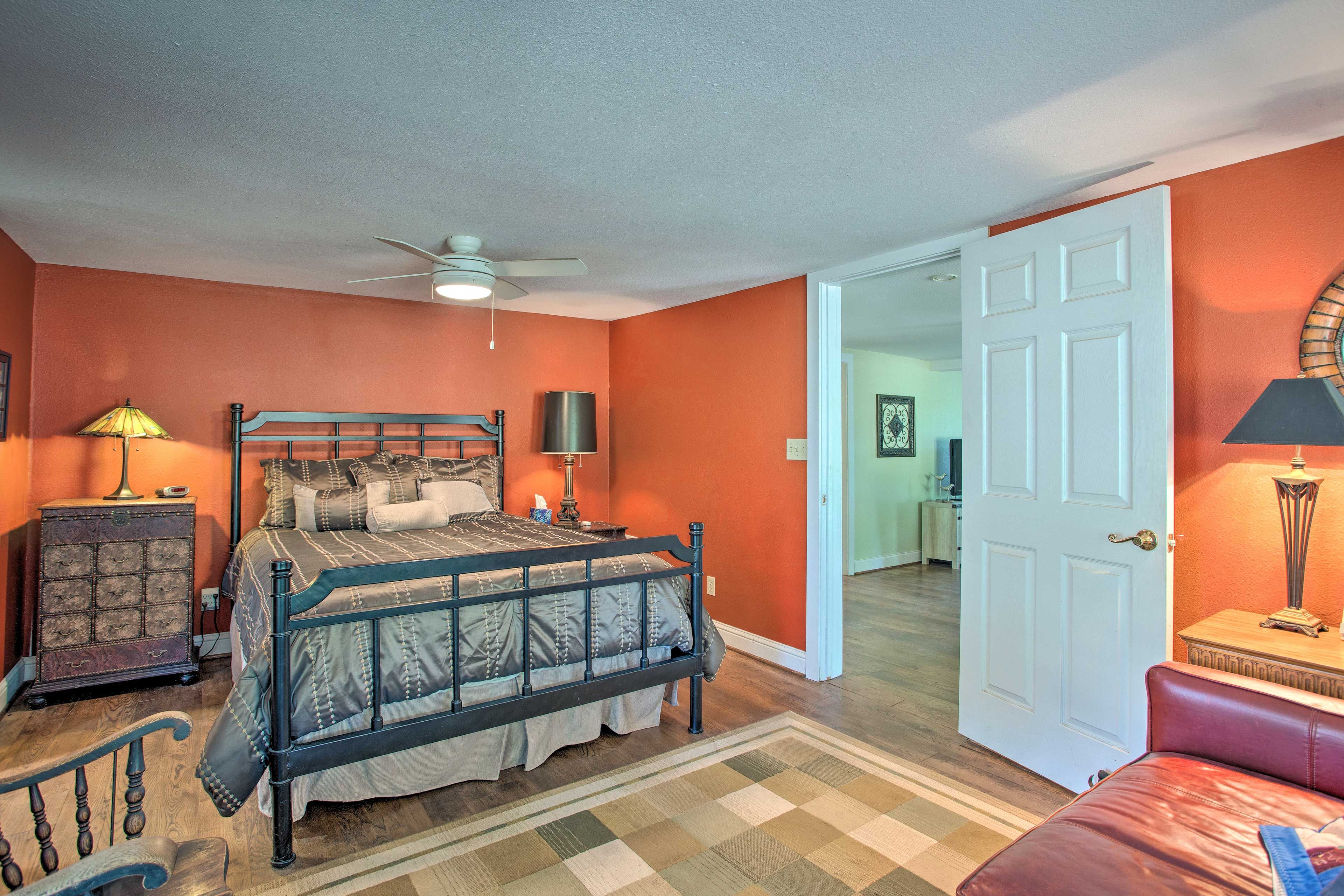 Bedroom 1 | Queen Bed