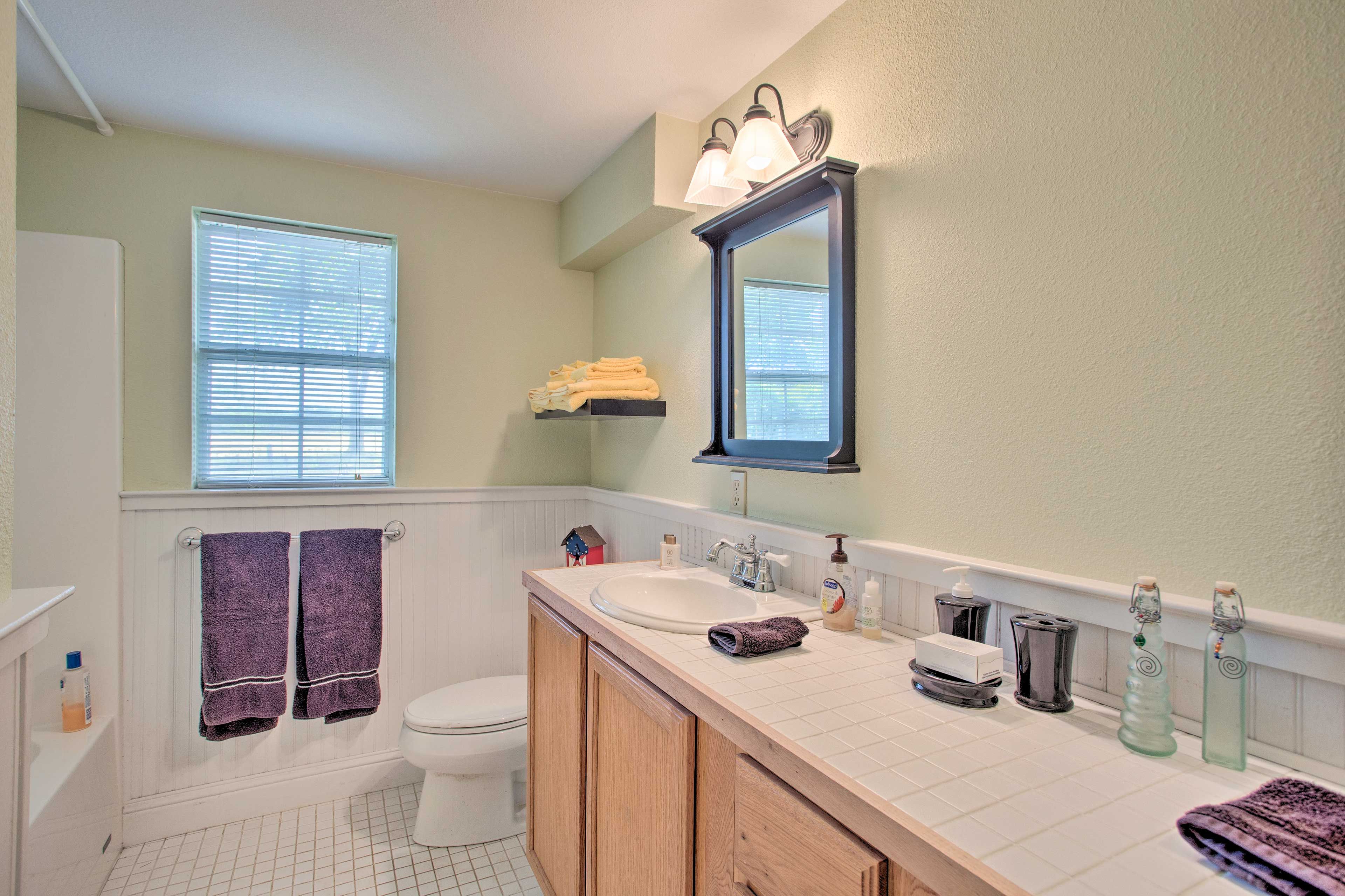 Full Bathroom | Complimentary Toiletries