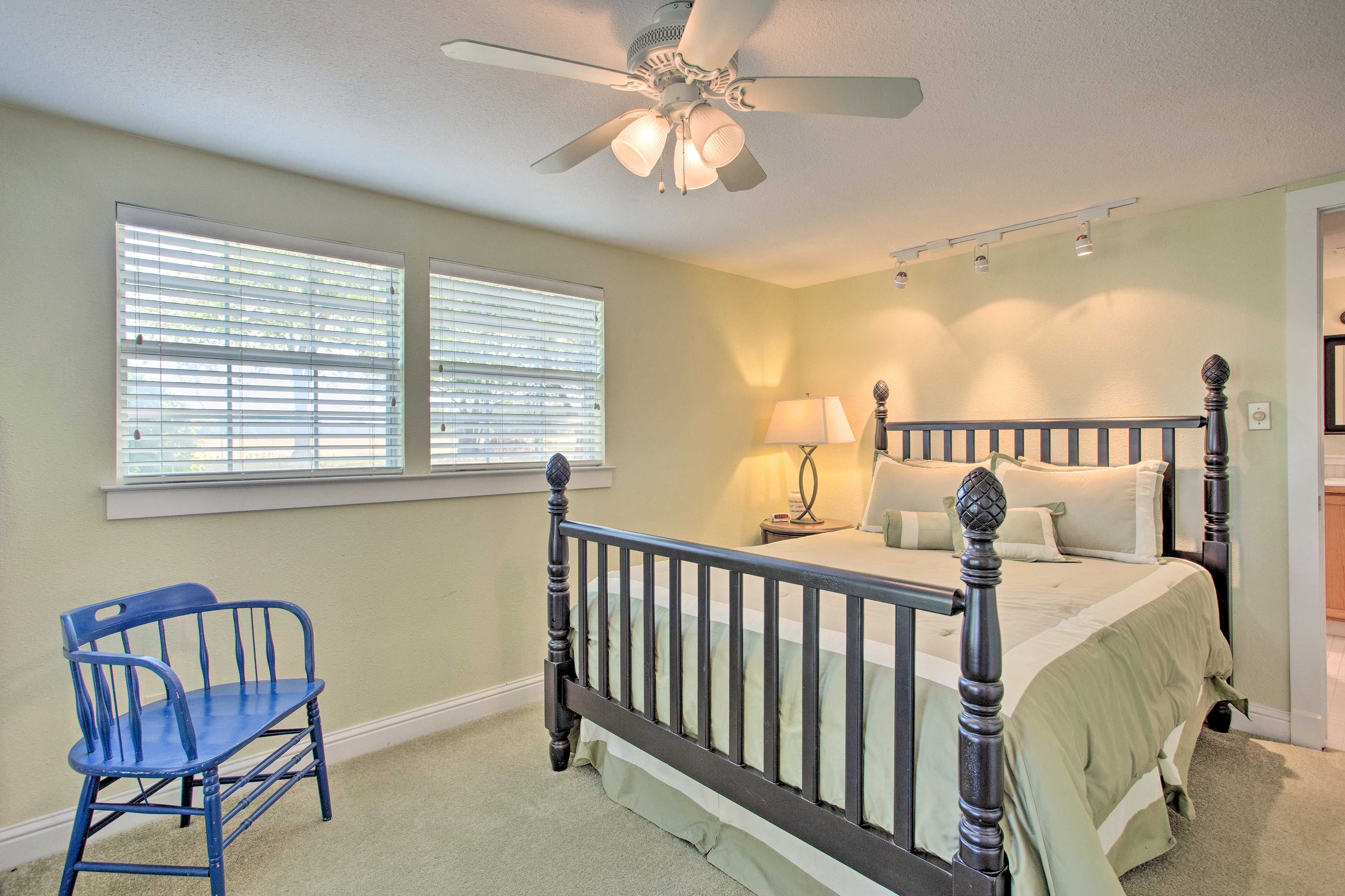 Bedroom 2 | Queen Bed