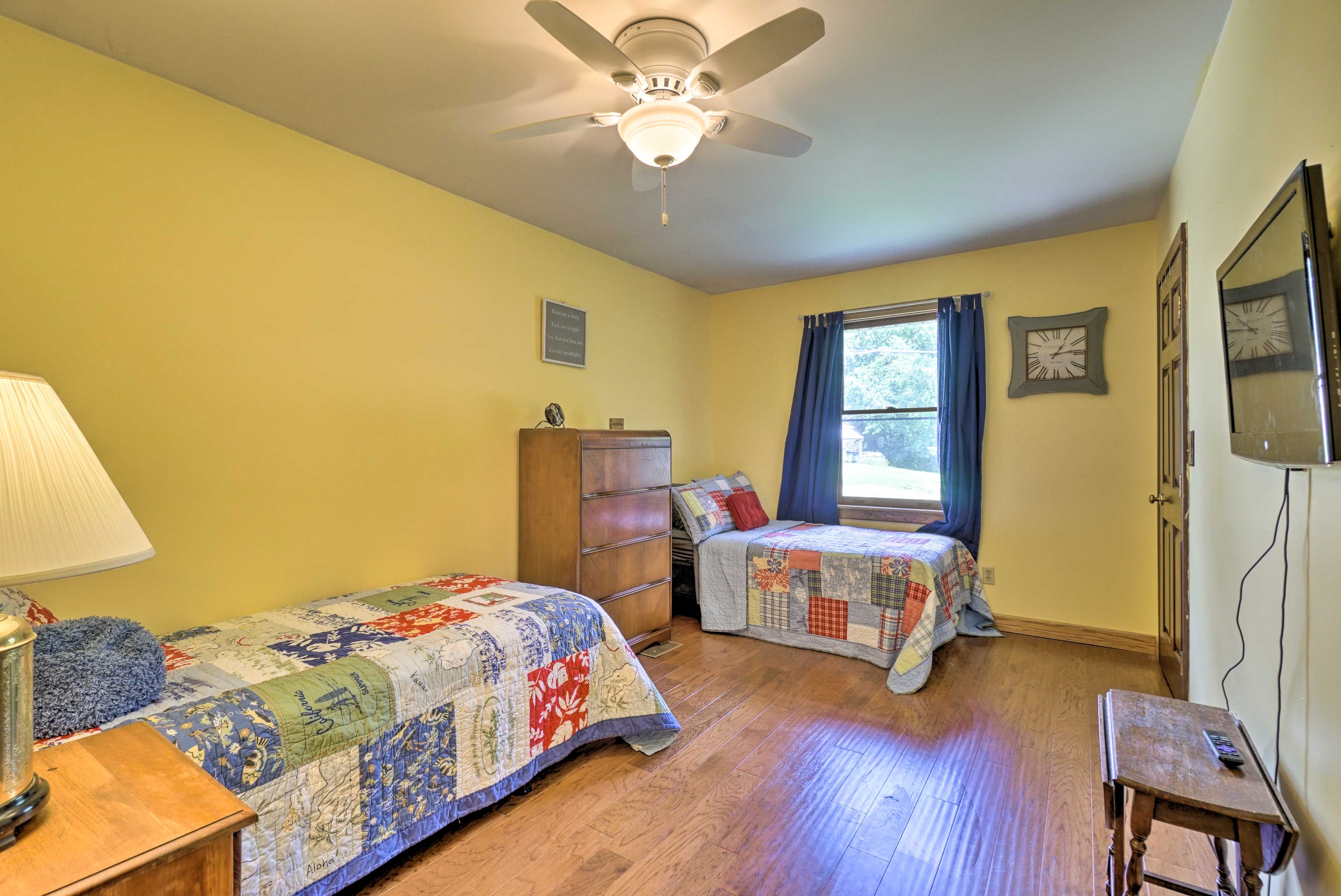 Bedroom 3 | 2nd Floor | 2 Twin Beds | Smart TV
