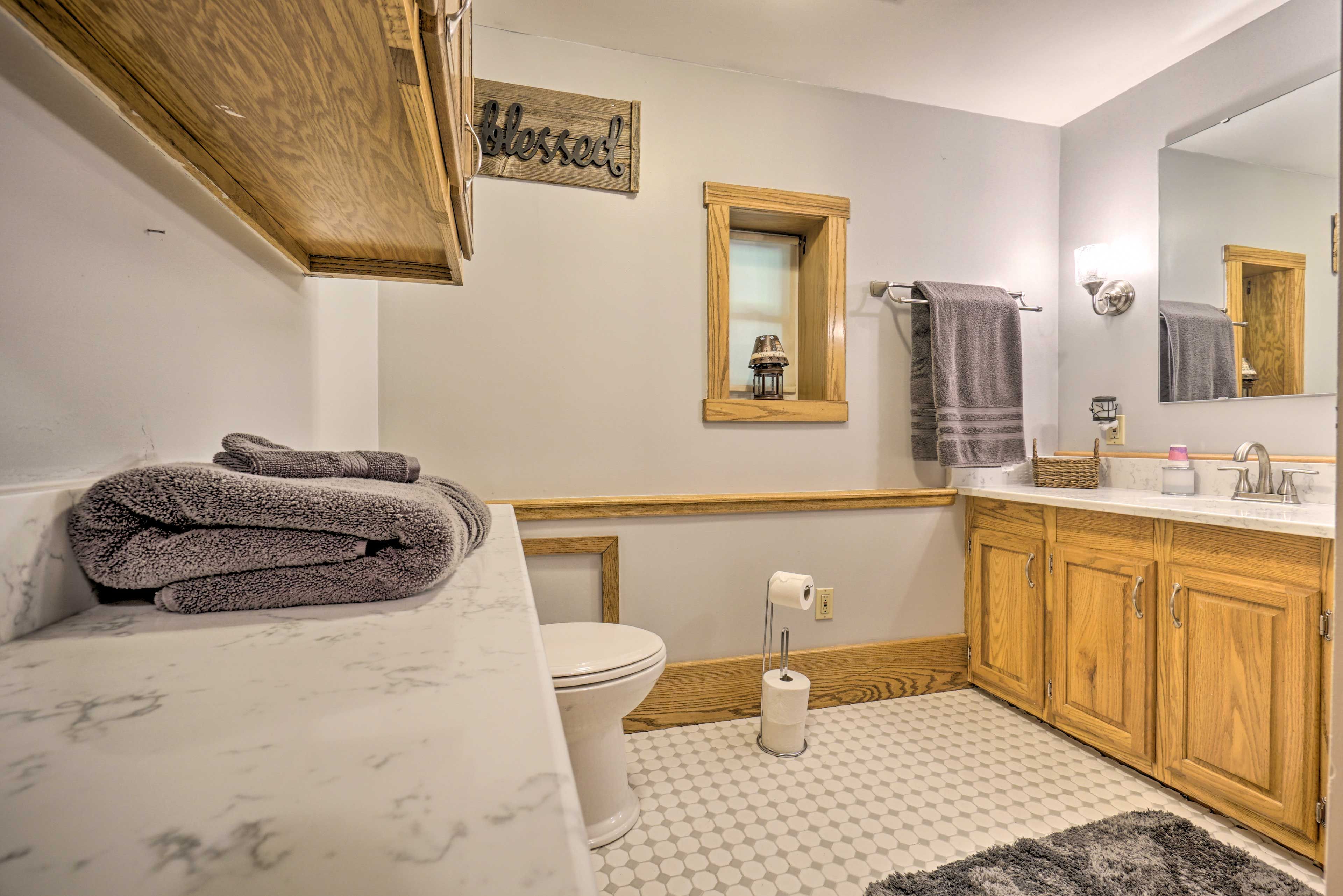 Full Bathroom | 1st Floor | Complimentary Toiletries