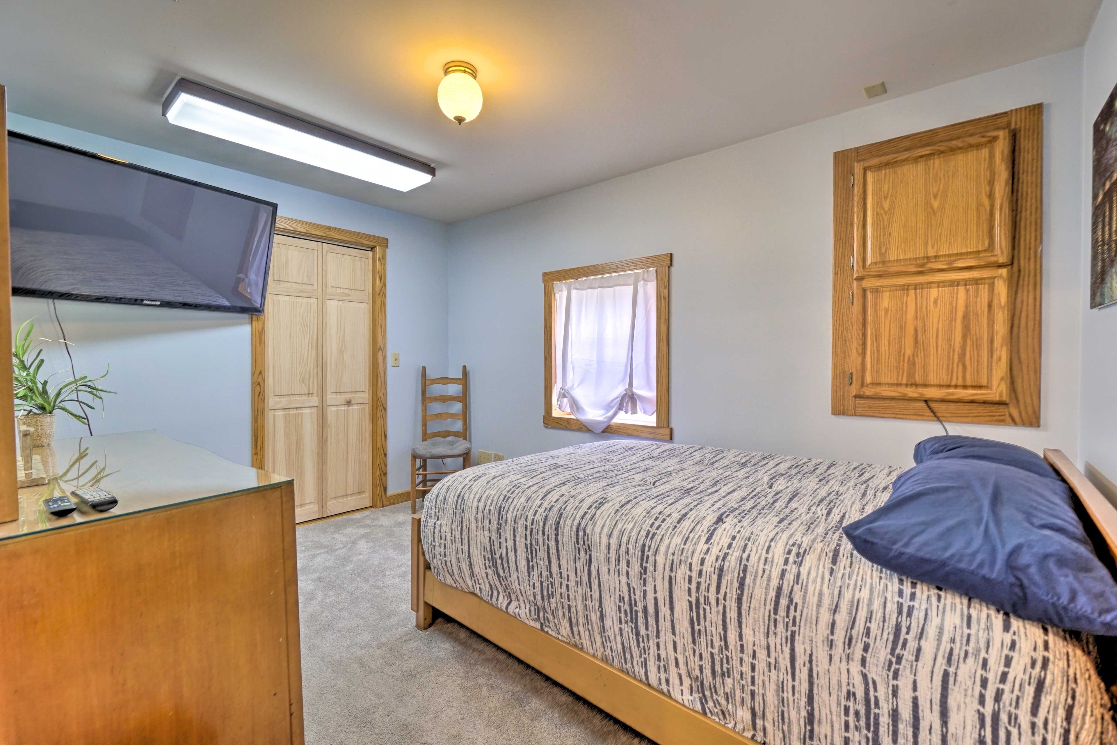 Bedroom 1 | 1st Floor | Smart TV | Queen Bed