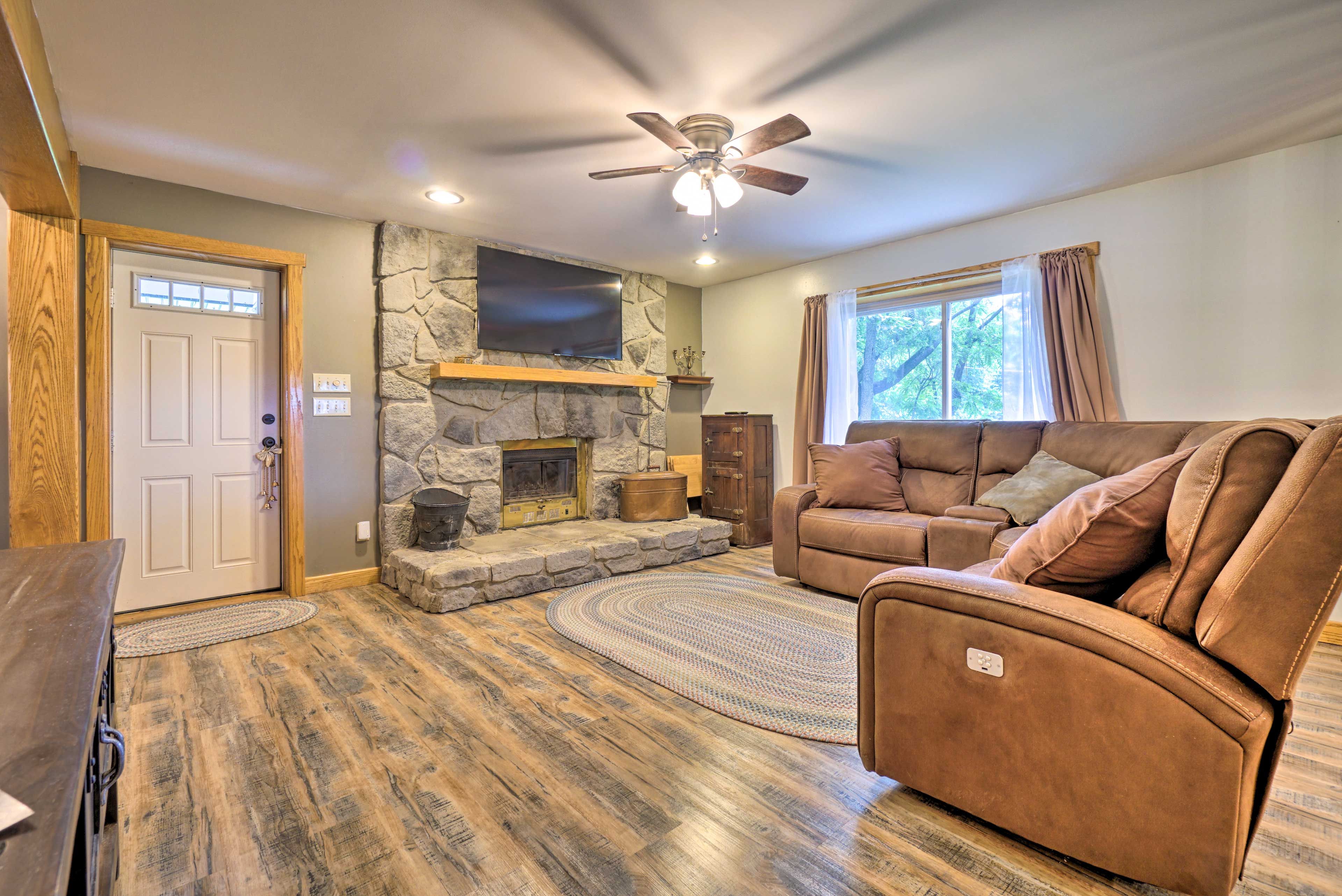 Living Room | 1st Floor | Smart TV | 350 Mbps WiFi | Central Heating & A/C